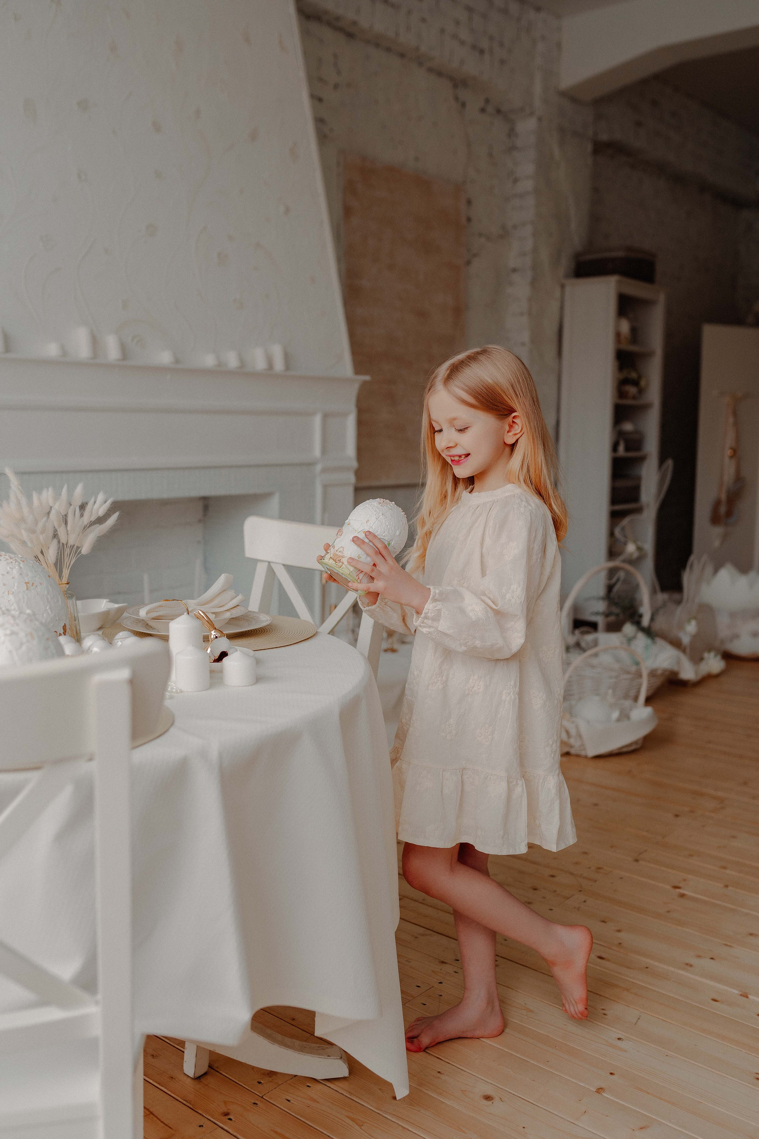 Семейный фотограф спб, фотосессия с зайчатами, фотография ребенка в пасхальном интерьере, фотограф санкт-петербург, детская фотосессия, белый интерьер, пасха, пасхальные яйца, девочка в белом платье, фотосессия с кроликом, куличи, пасха, пасхальное убранство, пасхальный стол