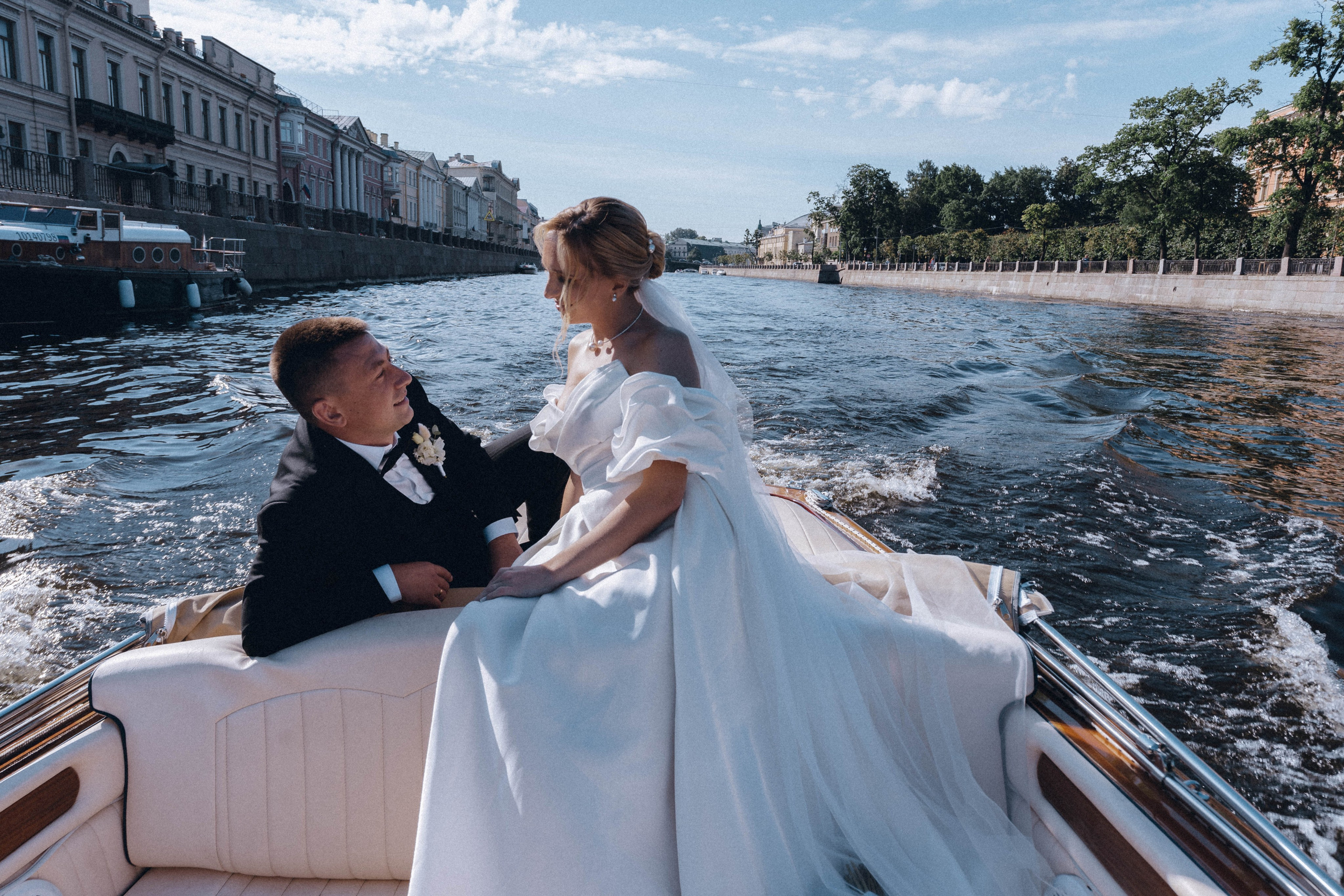 СВАДЕНБНАЯ СЬЕМКА НА КАТЕРЕ ПО КАНАЛАМ САНКТ-ПЕТЕРБУРГА И В АКВАТОРИИ НЕВЫ. Профессиональный фотограф, Санкт-Петербург — Виктория Богомолова