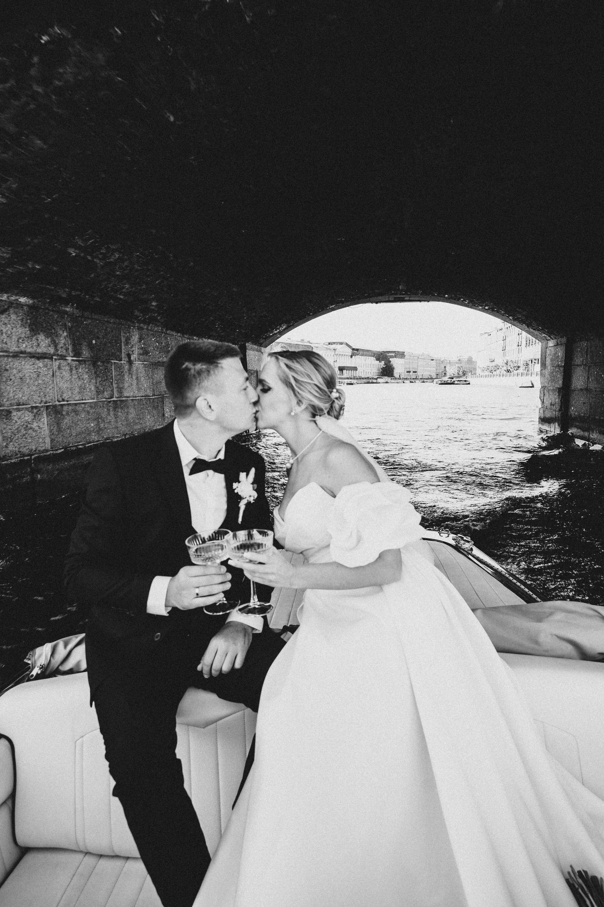 СВАДЕНБНАЯ СЬЕМКА НА КАТЕРЕ ПО КАНАЛАМ САНКТ-ПЕТЕРБУРГА И В АКВАТОРИИ НЕВЫ. Профессиональный фотограф, Санкт-Петербург — Виктория Богомолова