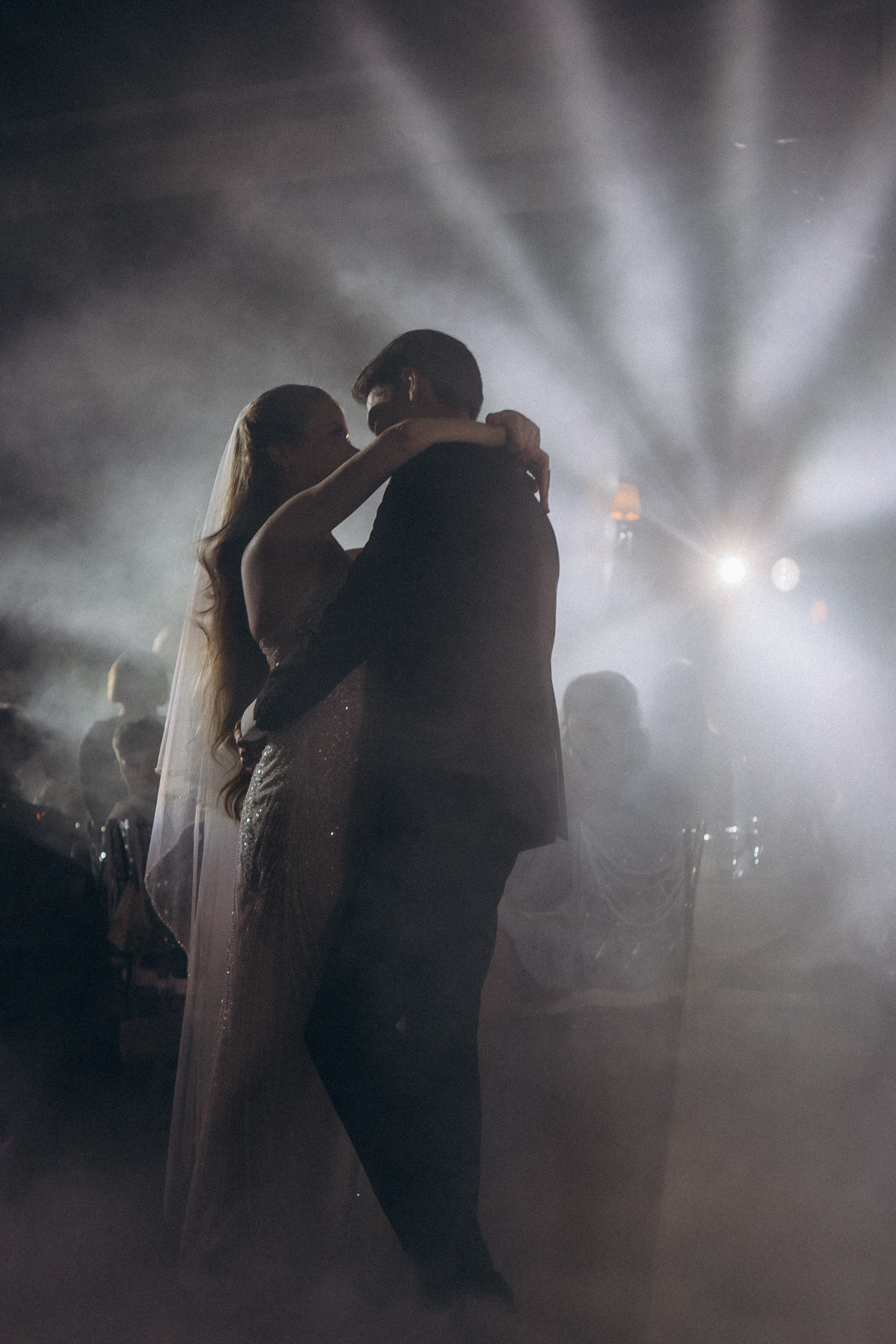 ПЕРВЫЙ ТАНЕЦ МОЛОДЫХ НА БАНКЕТЕ. ТРОГАТЕЛЬНЫЙ МОМЕНТ (СНЯТО В СИБИРЕ В НИЖНЕВАРТОВСКЕ). Профессиональный фотограф, Санкт-Петербург — Виктория Богомолова