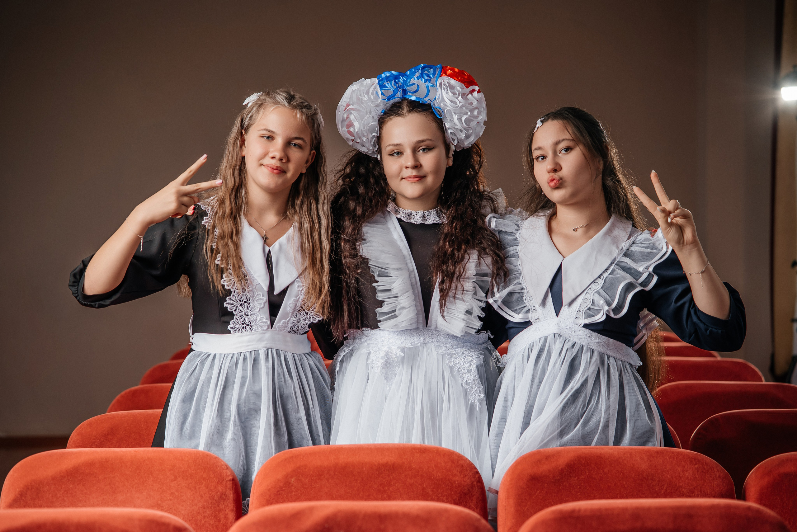 Классическая классика. Школьный фотограф в Валуйках. Фотосессии для выпускников и изготовление выпускных альбомов в городе Валуйки и в Белгородской области