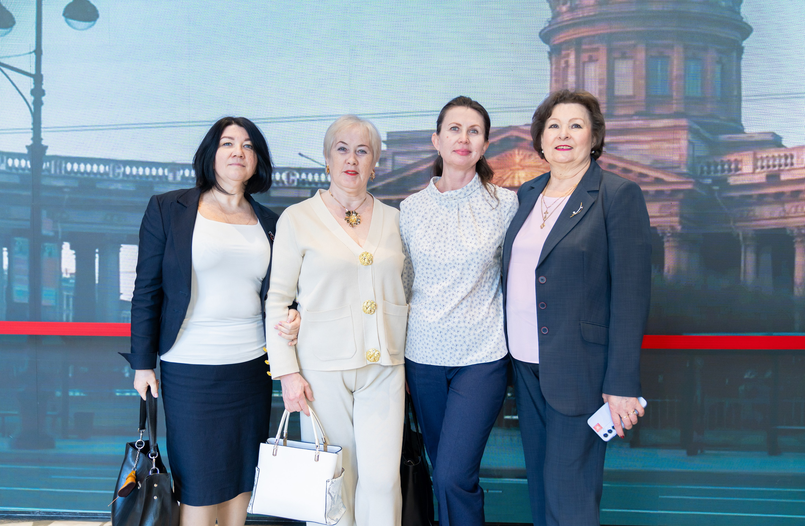 Групповой портрет четырёх женщин на Дне местного самоуправления в Санкт-Петербурге. Сотрудницы муниципальных структур в Центре современного искусства им. Курёхина. Фото Евгения Мальцева.