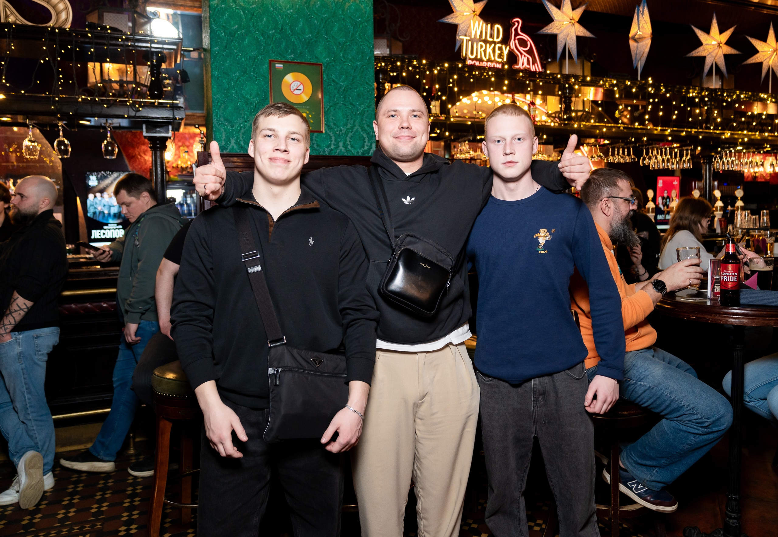 Гости концерта Васи Васина & ladies  в Douglas Bar. Фотография Евгения Мальцева, Дуглас бар, Санкт-Петербург.