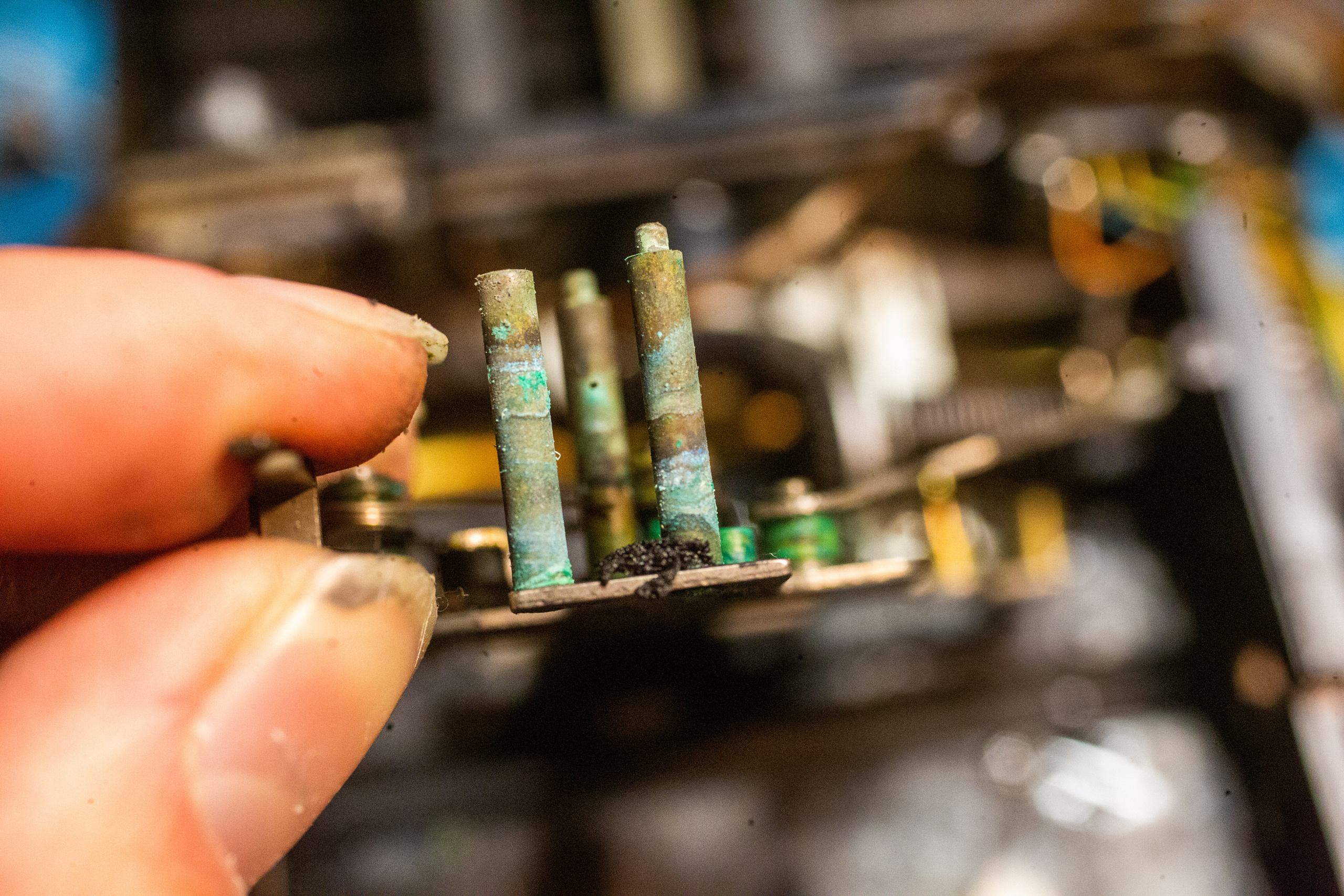 Авито,постоянный клиент,купленна на аукционе.Часть 2 лютый треш!😰😰Mamiya RZ про 1 залитая💦 электролитом!Я думал что весь низ заклинил! Но все гораздо хуже,половина правой части(отвечает за транспорт пленки и режимы съемки и поворот задника - заклинила!)Рычаг взвода назад не ходил,подшипник скрипит,а камера заблокирована потому что собачка блокировки окислилась(фото 6) и проржавела насмерть(в итоге снялась только шляпка фото7,а вся резьба осталась в внутри съемного модуля)При разборе применял и молоток и стаместку,дрель и продувочный пистолет!2 винта сломал,3 высверлил(4 фото и 5) и нарезал новую резьбу,полный треш.Из хорошего весь низ в идеал вычистил(фото 1).Ну и засрал весь стол,само собой.