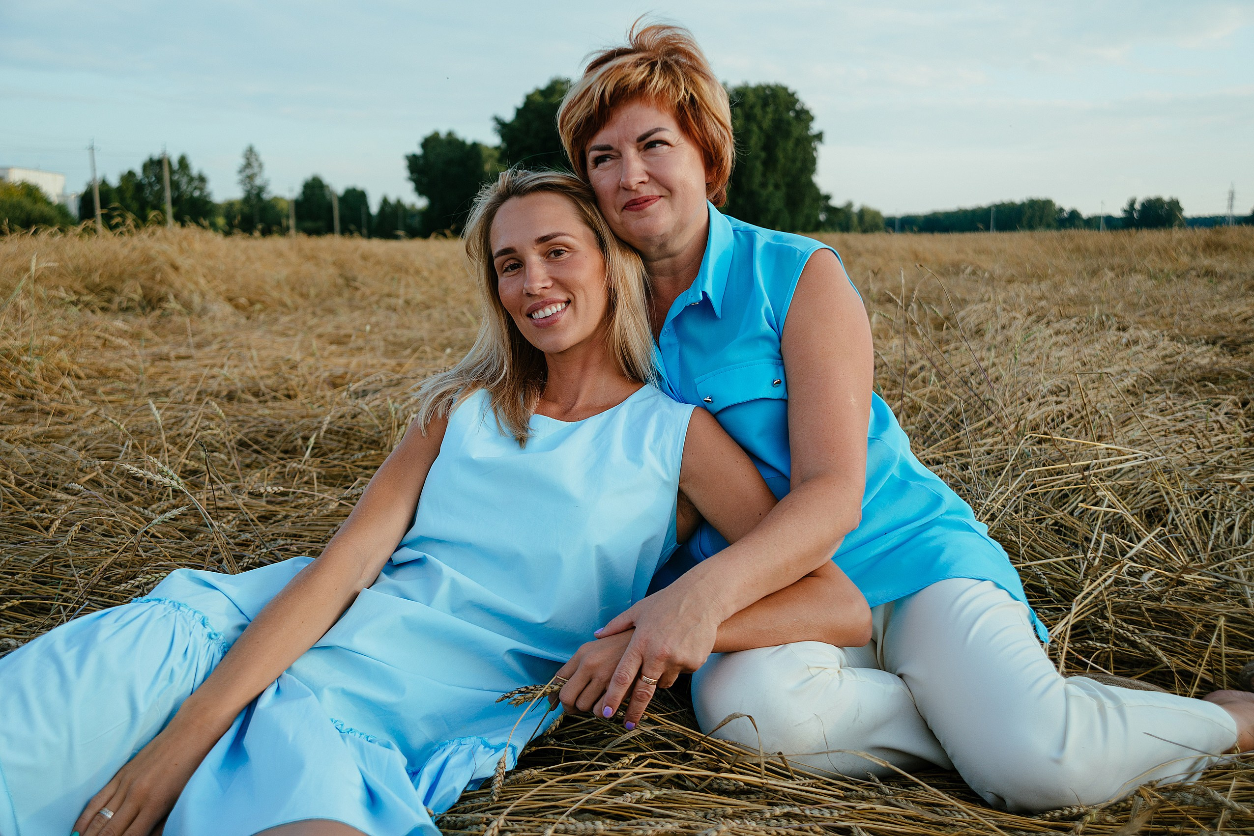 Уличная семейная фотосессия в пшеничном поле. Семейный фотограф Дарья Едапина Новосибирск. Фотограф Дарья Едапина Новосибирск