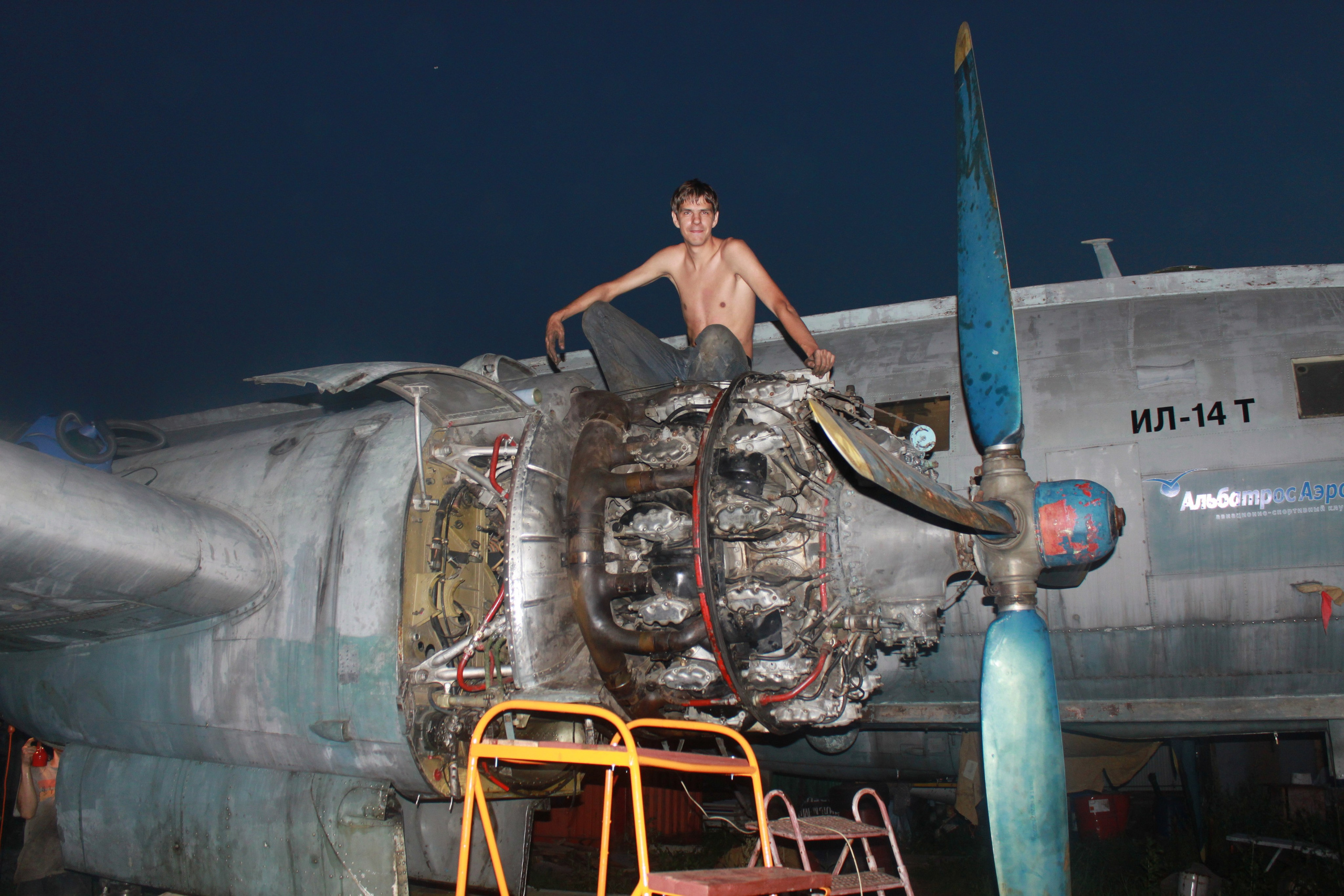 Ил-14Т «Голубая Мечта» работы в Тушино (2011 г.). Фотоальбом показывающий увлекательный мир авиации и мир медведей Андрея Иванова