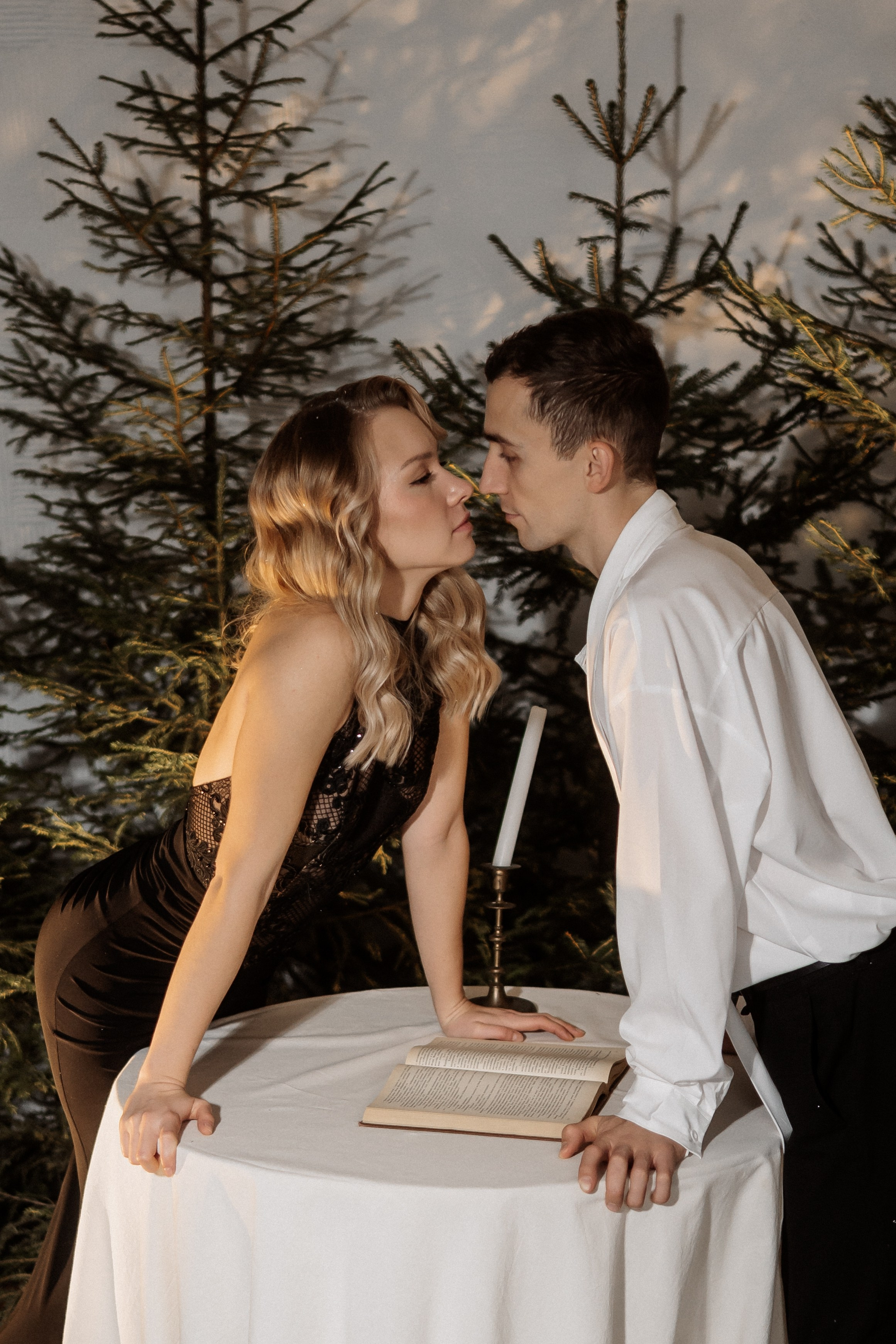 [… under winter firs]. Фотограф в Архангельске