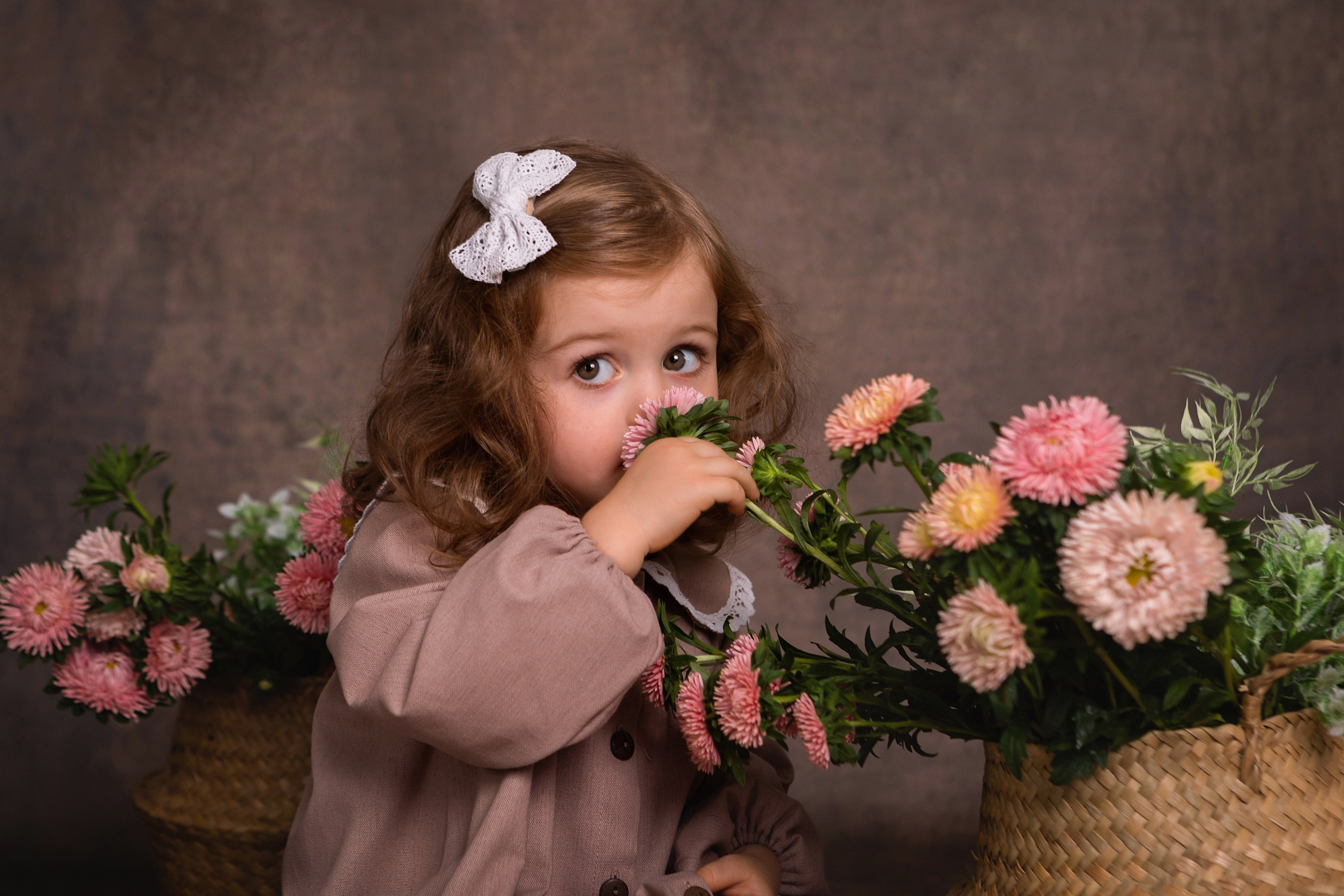 На коричневом фоне с цветами. ФОТОГРАФ НА ГОДИК, БЕРЕМЕННОСТИ, НОВОРОЖДЕННЫХ, КРЕЩЕНИЯ МОСКВА