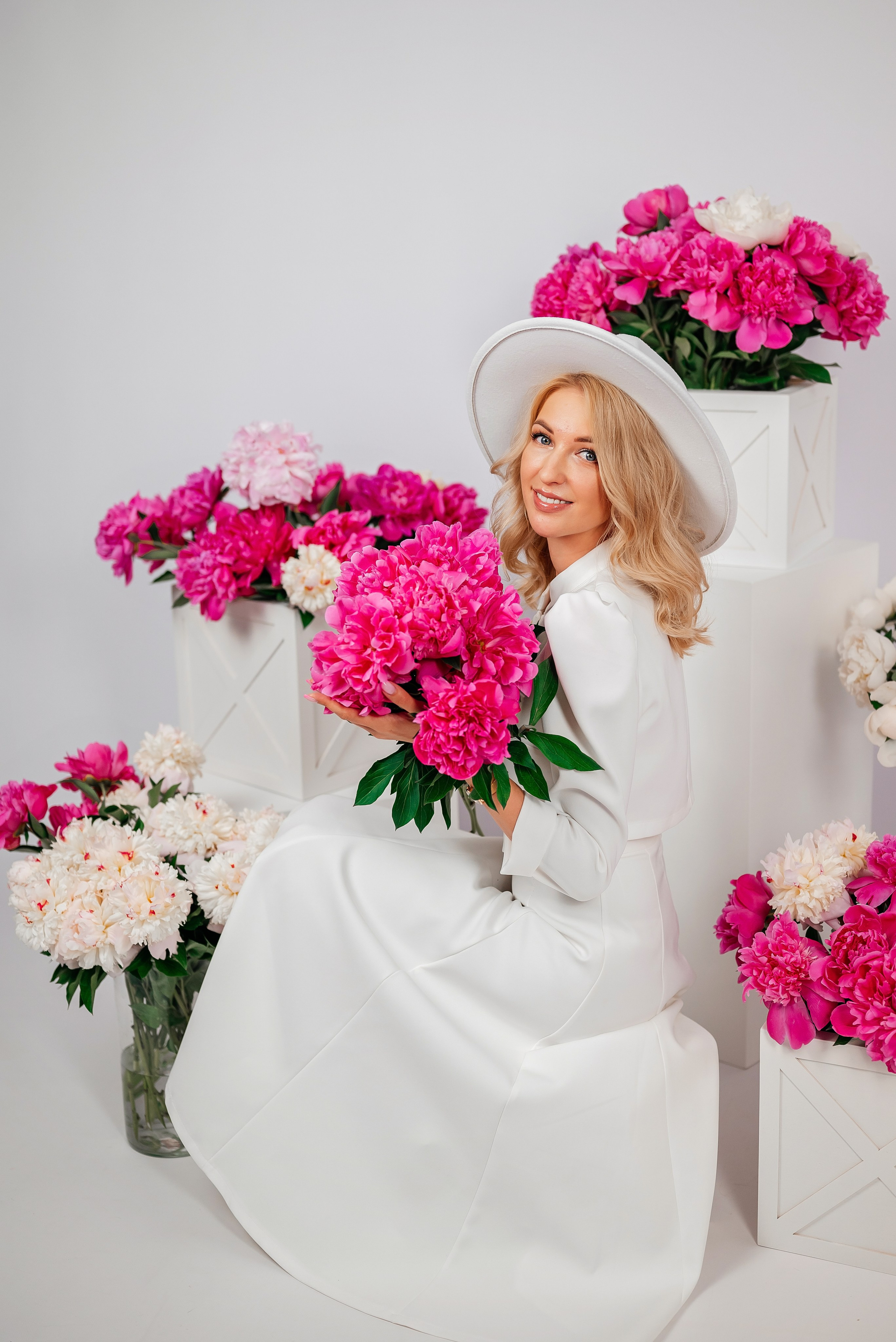 Ирина и пионы. Семейный фотограф в Краснодаре