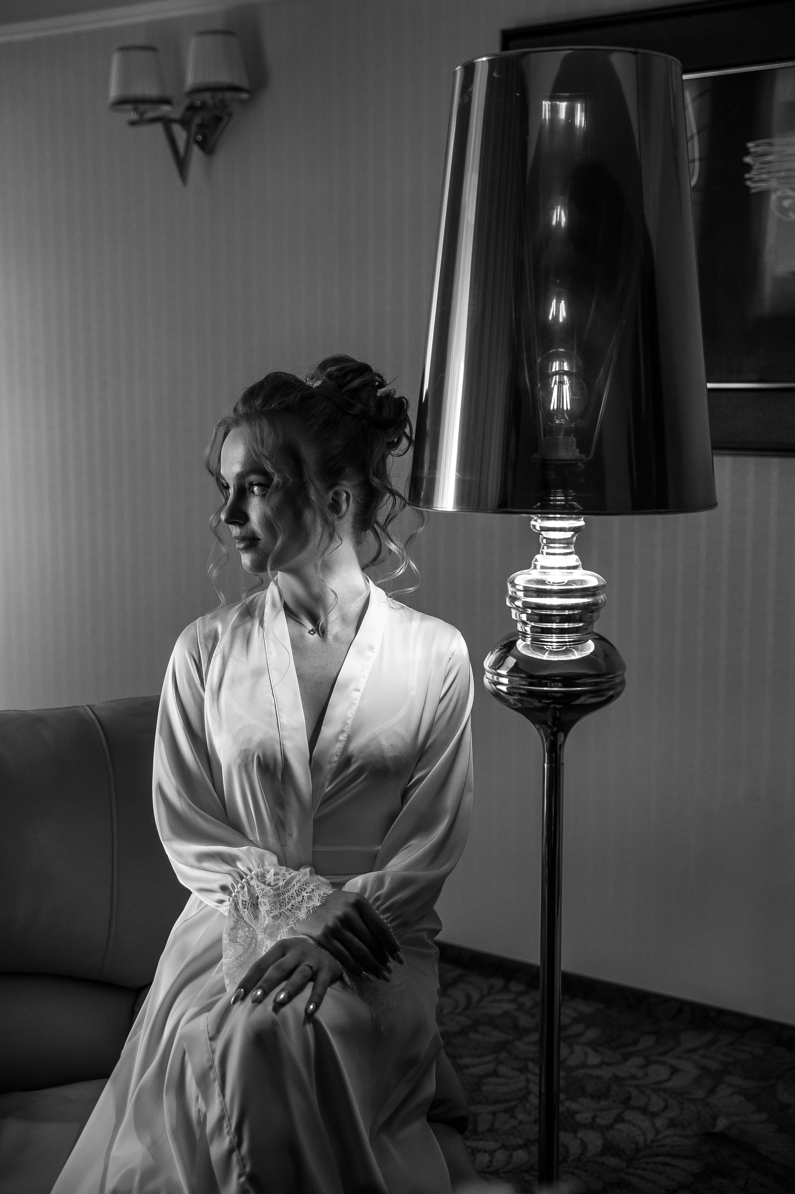 Невеста в халате, черно-белый портрет у лампы, сидит и смотрит в сторону