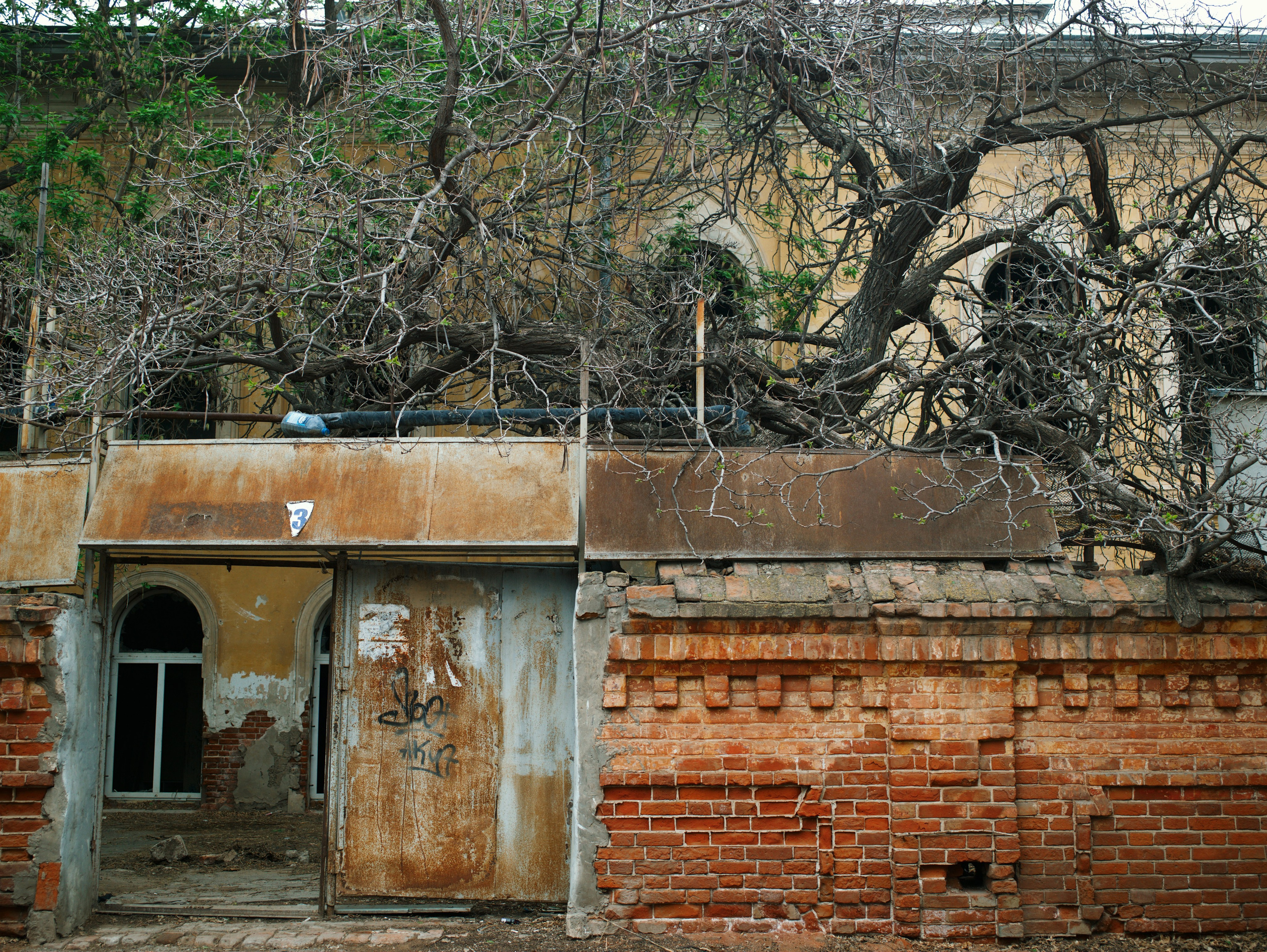 A fragment of the outer wall of an abandoned Persian mosque