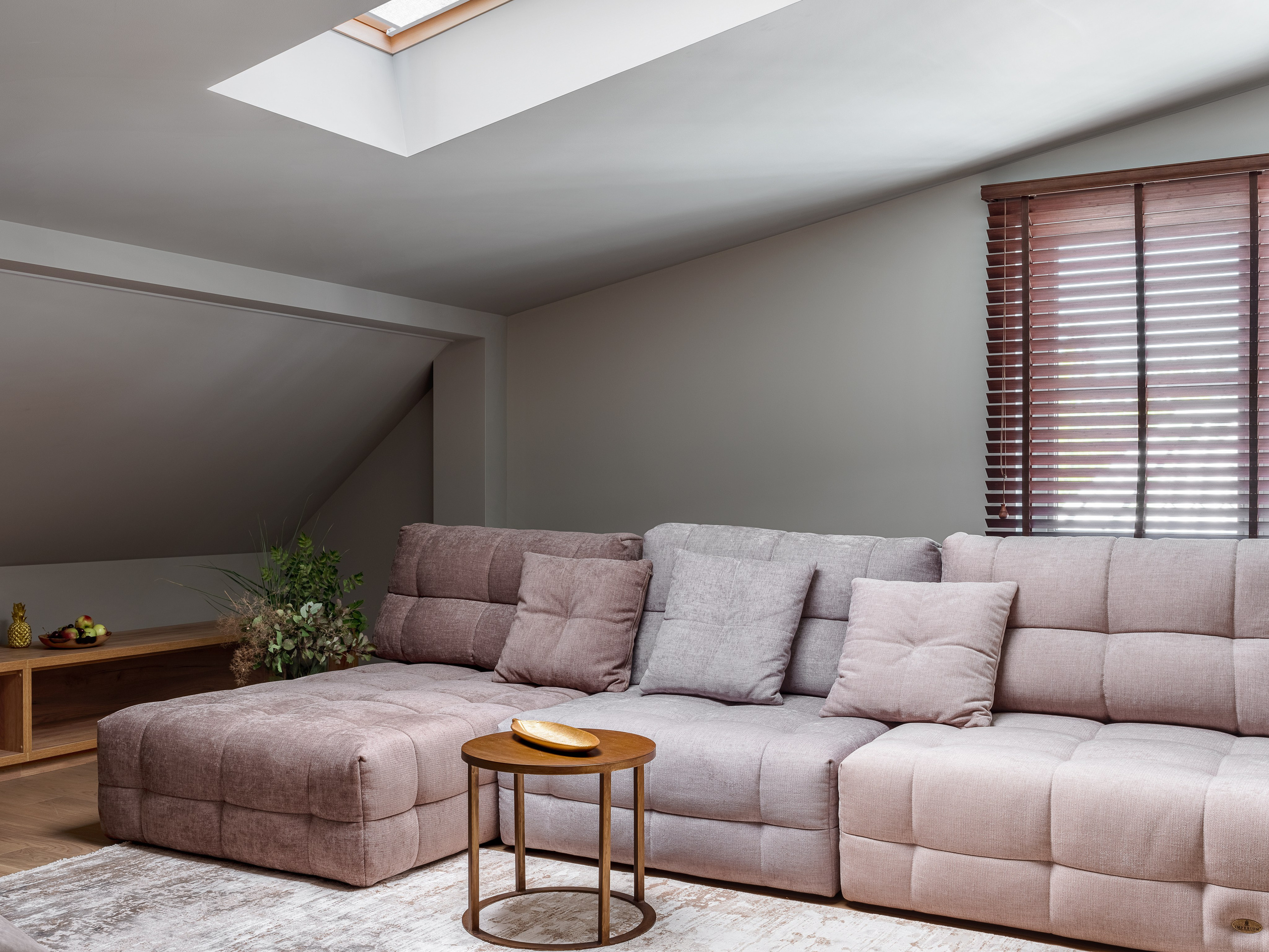 Гостиная в мансарде с большим модульным диваном, деревянным журнальным столиком и окном-мансардой, интерьерное решение дизайнеров Алёны Поповой и Анастасии Дмитриевой, фото Сергея Денисенко.