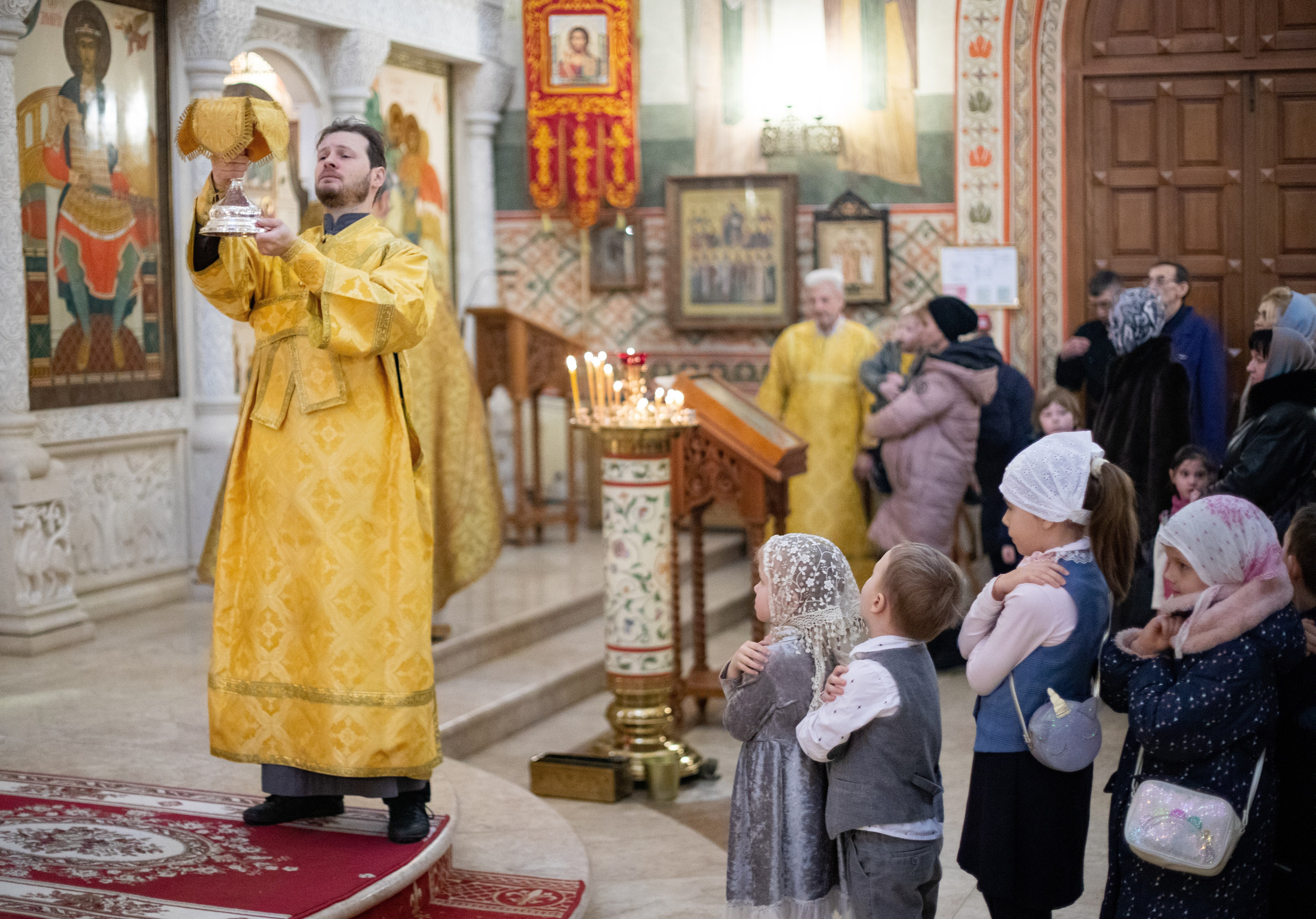 Праздничное богослужение Святителю Николаю 19 декабря. Интерьерный фотограф в Москве Роман Потапов