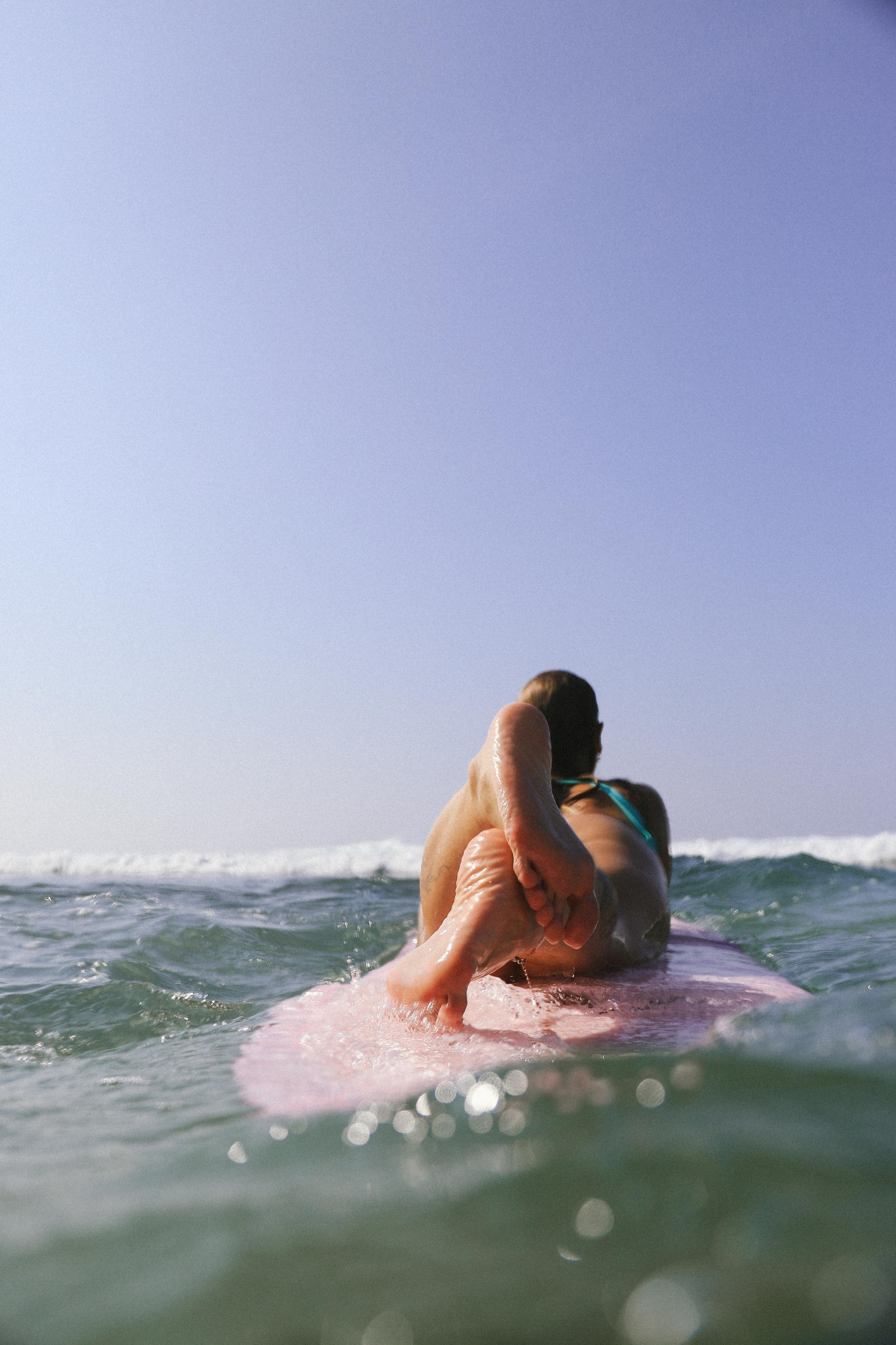 Съемка серфинга на рассвете | Девушка с доской Ross Concept на Coconut Beach. Фотограф на Шри-Ланке