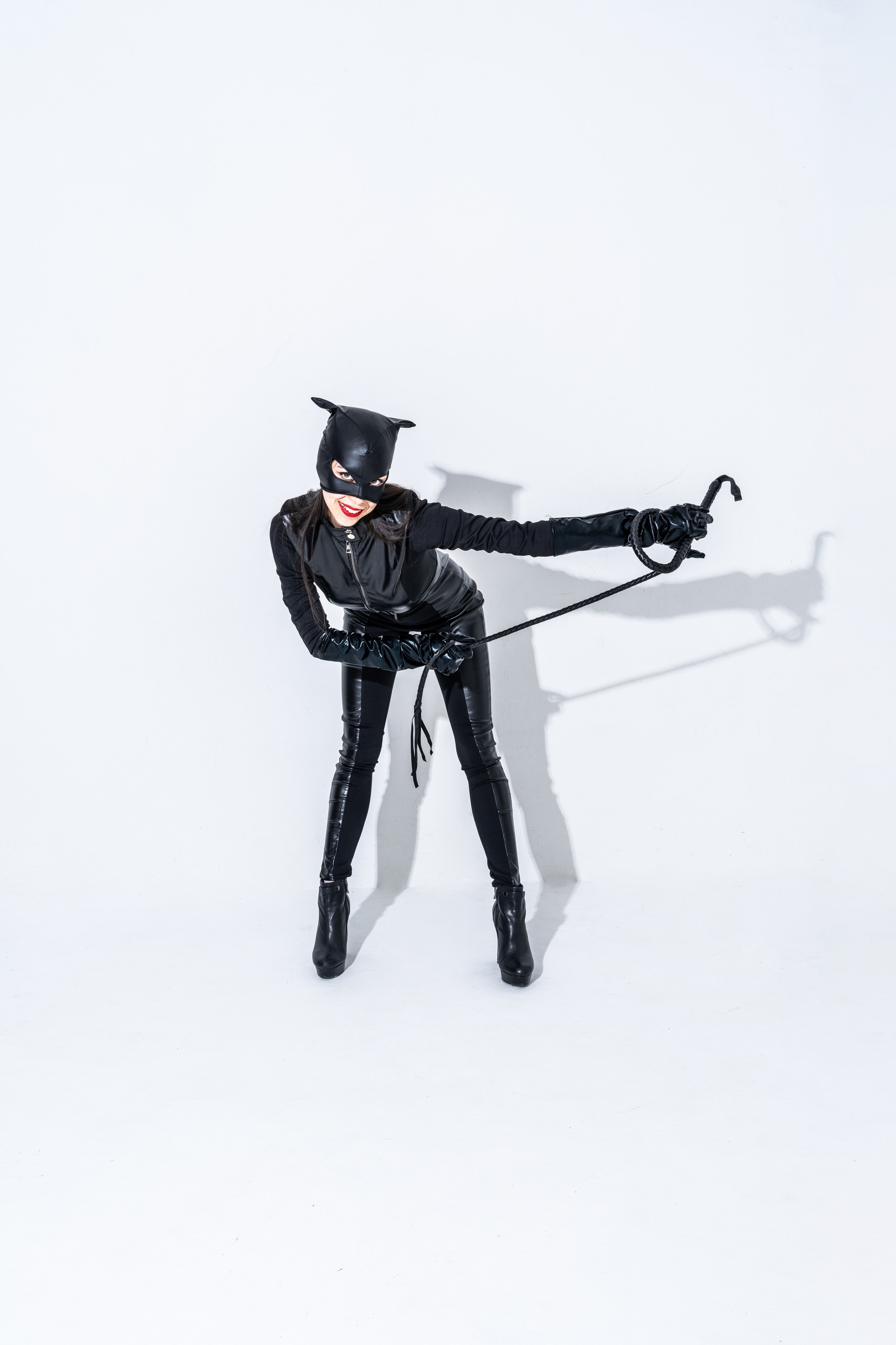 Женщина кошка. Модель Камилла white background. Свадебный и индивидуальный фотограф Аля Мамакова