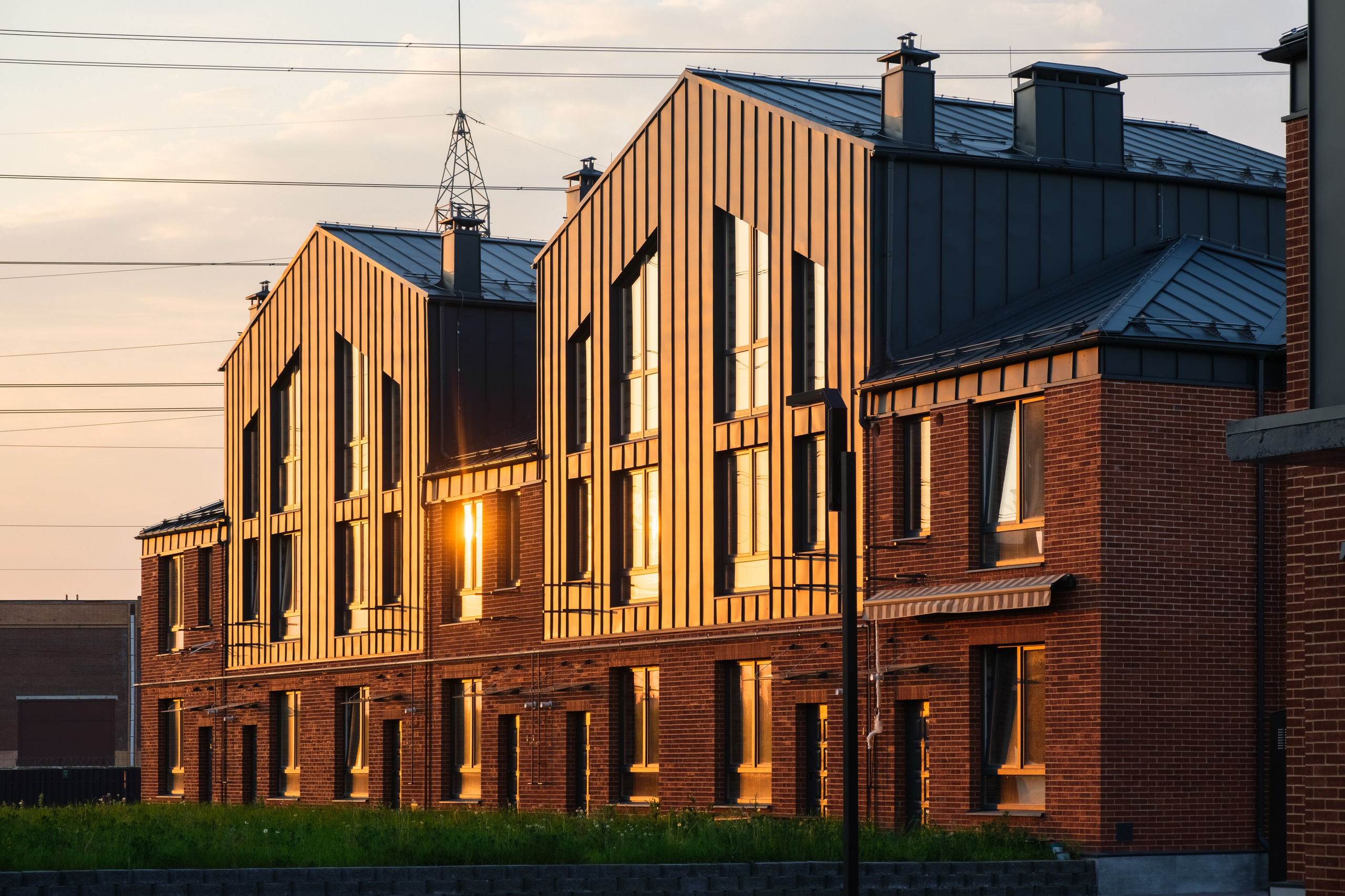 Двухэтажные коттеджи, выполненные в современном архитектурном стиле.