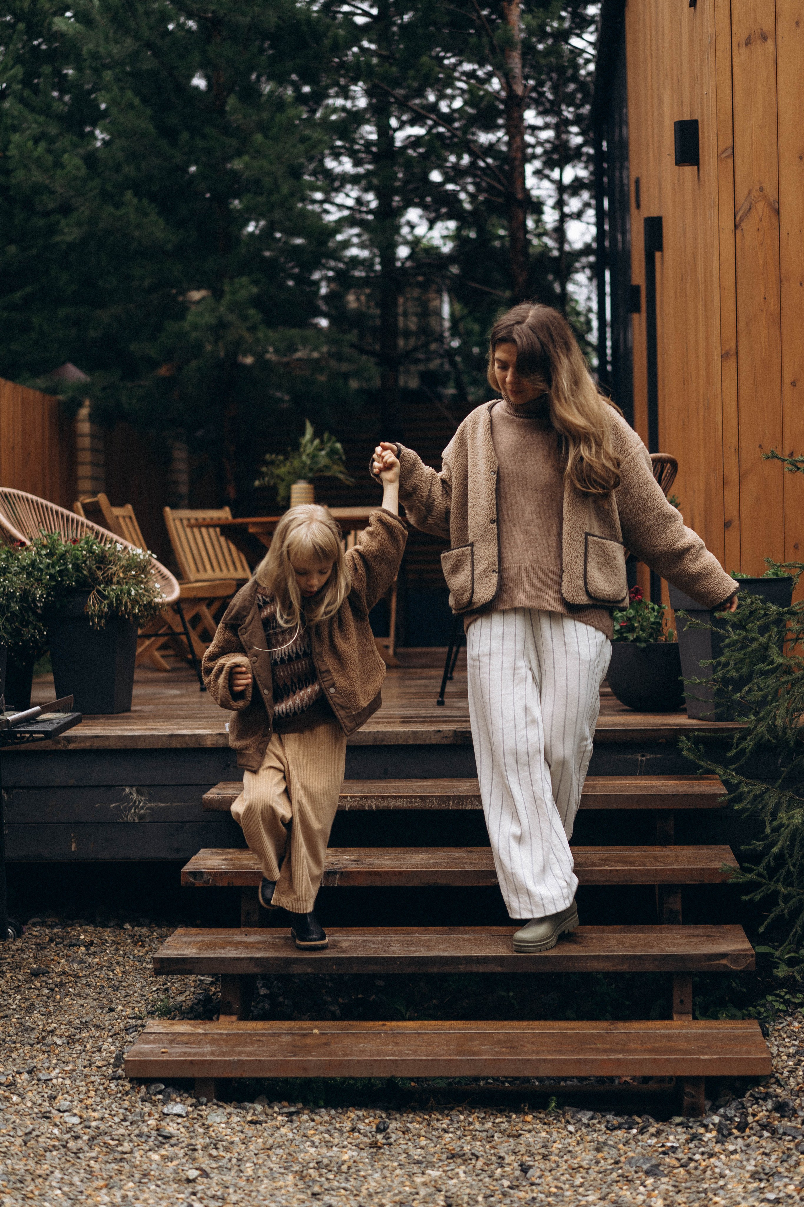 Фотосессия у дома во дворе мама и дочка. Фотограф Екатеринбург Кокшарова Александра