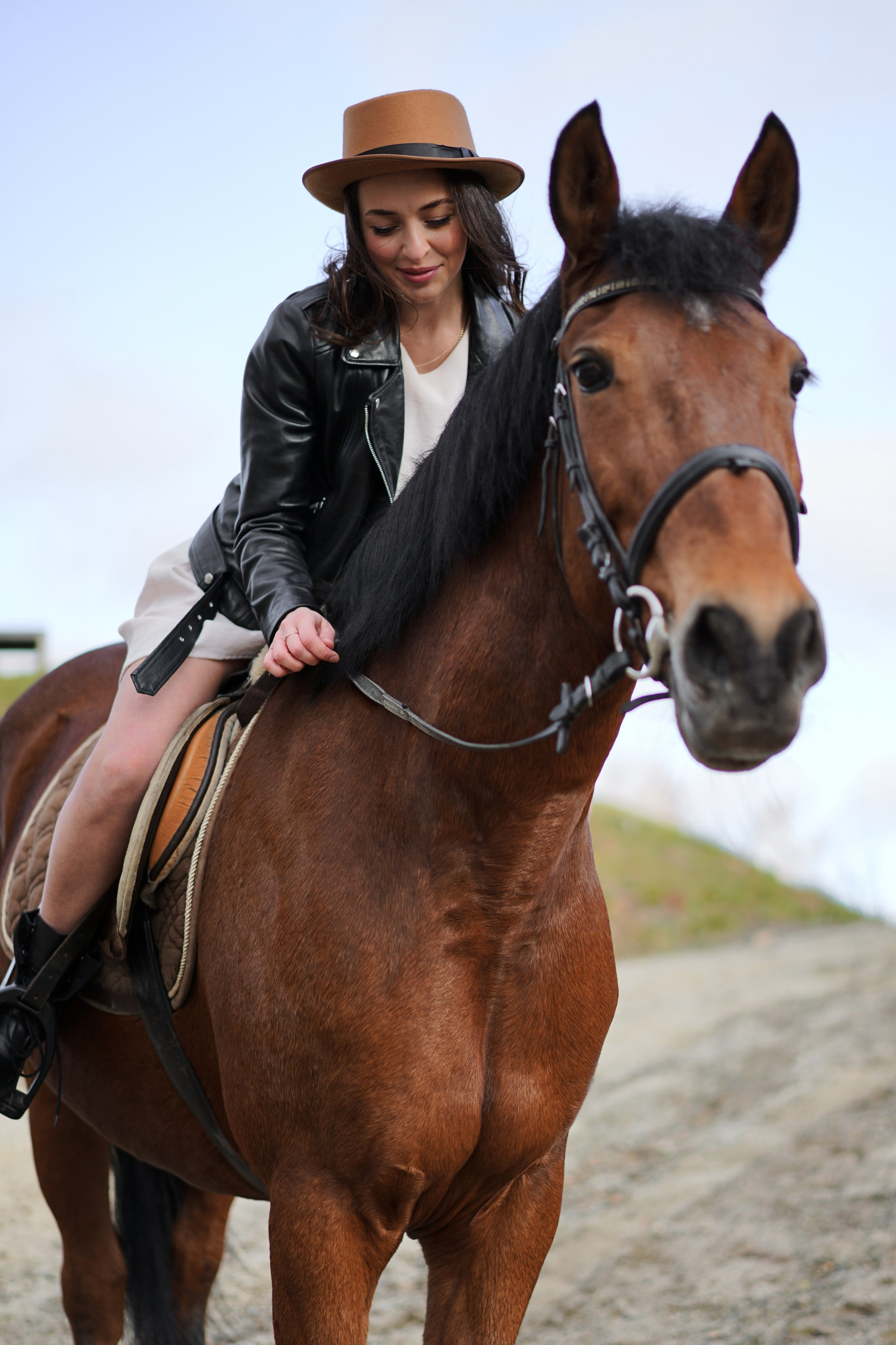 Фотосессия влюбленных в конюшне. Фотограф Екатеринбург Кокшарова Александра