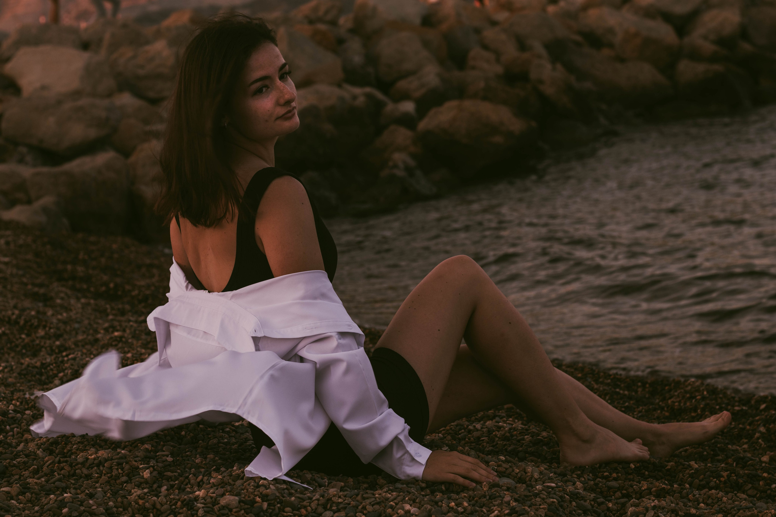 «Невесомость волн: девушка и море». Уличный фотограф Города N