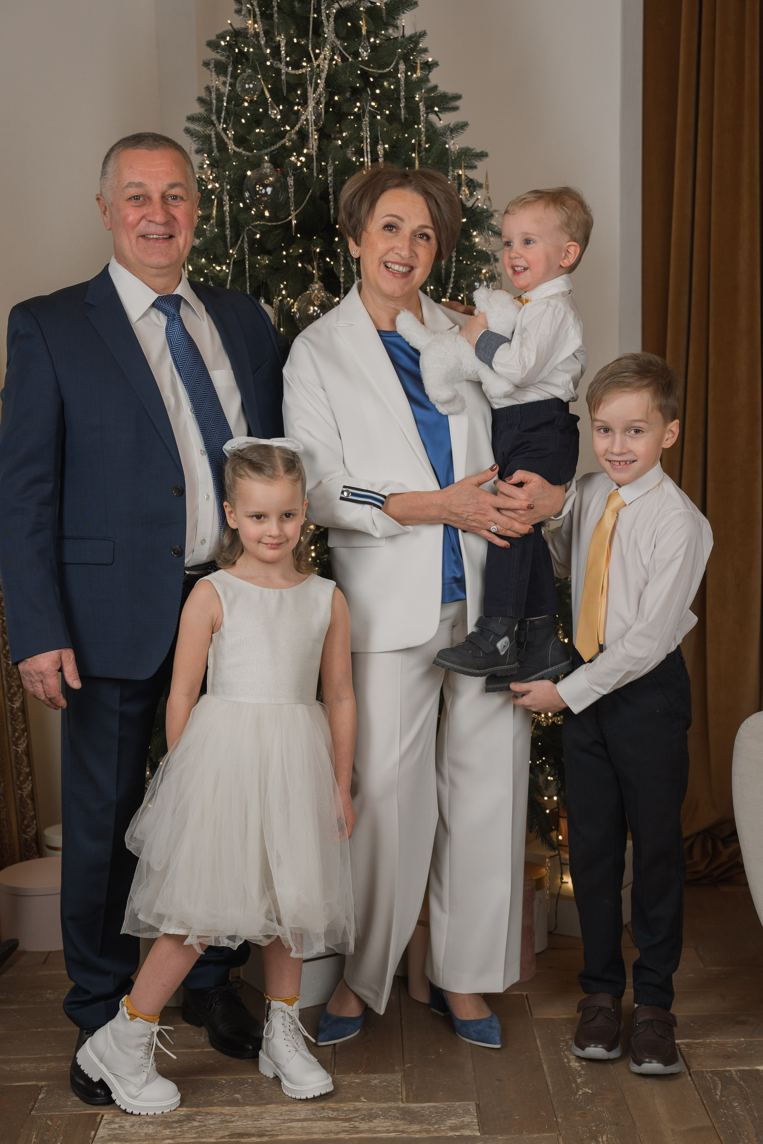 Новогодняя фотосессия большой семьи в студии. Семейный фотограф Екатеринбург Татьяна Девятых