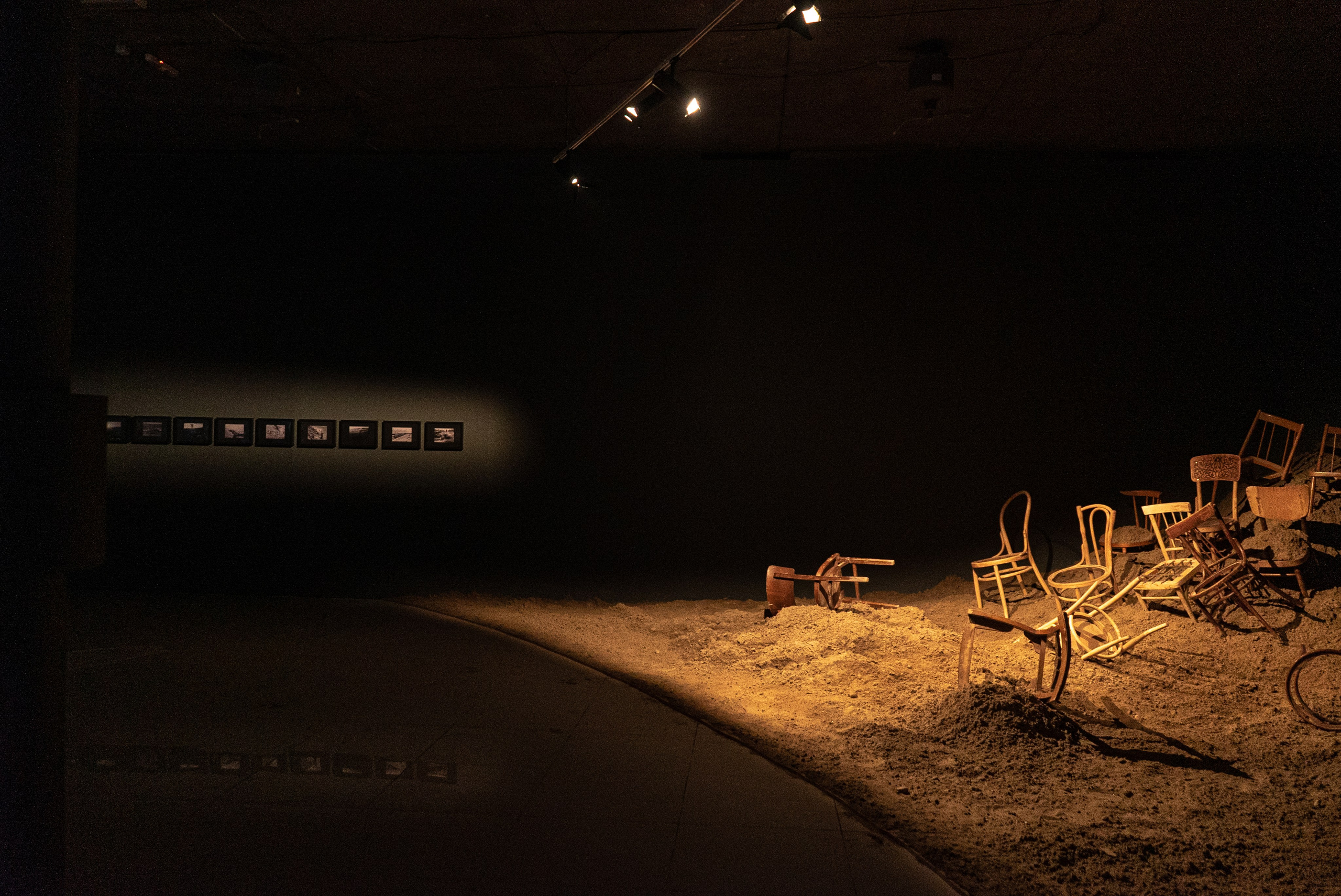 ОДИН СТУЛ, МНОГО СТУЛЬЕВ. Художественная группа «Нежные Бабы»