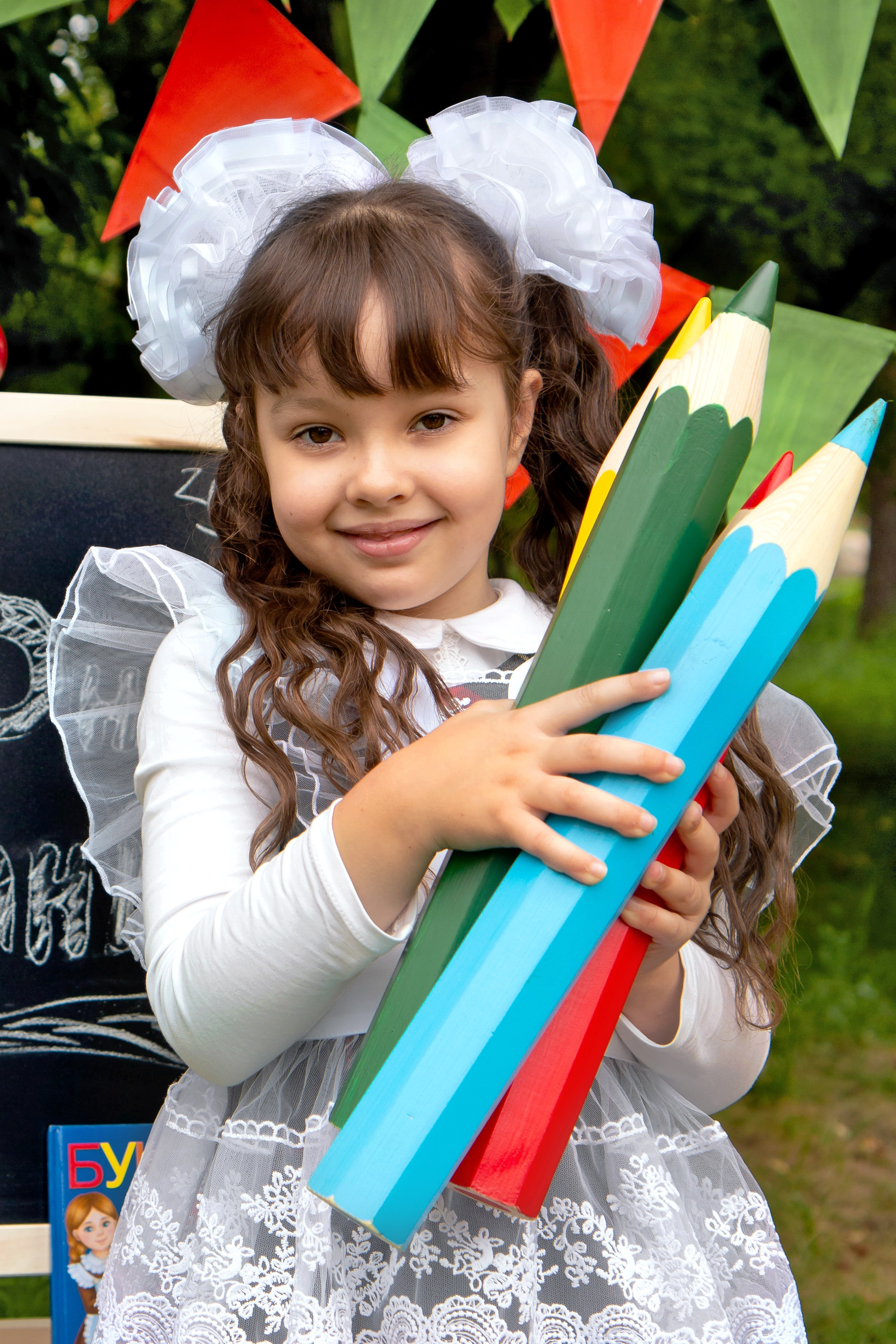 Школьная фотосессия на улице. Фотограф в Шелехове, лучшие выпускные альбомы в Шелехове