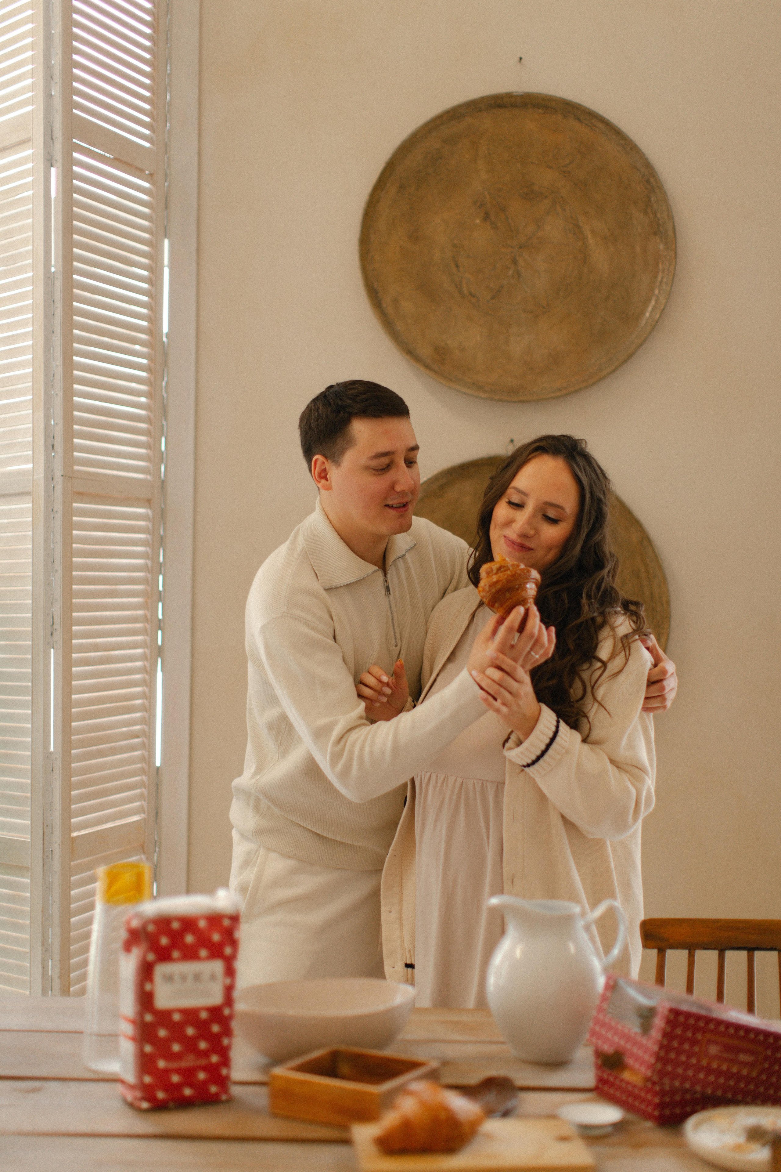 Беременная девушка ест круассаны с будущим папой