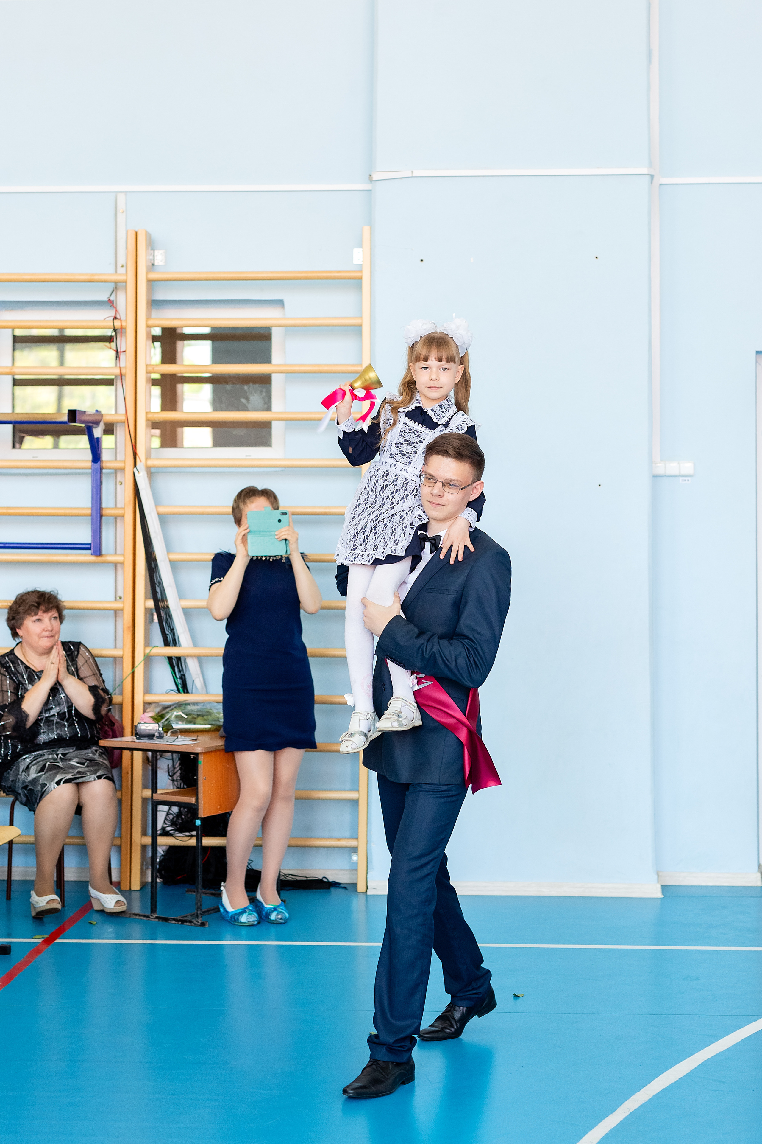 Последний звонок 1школа. Стильный выпускной альбом Владивосток фотограф Вероника Мигачева