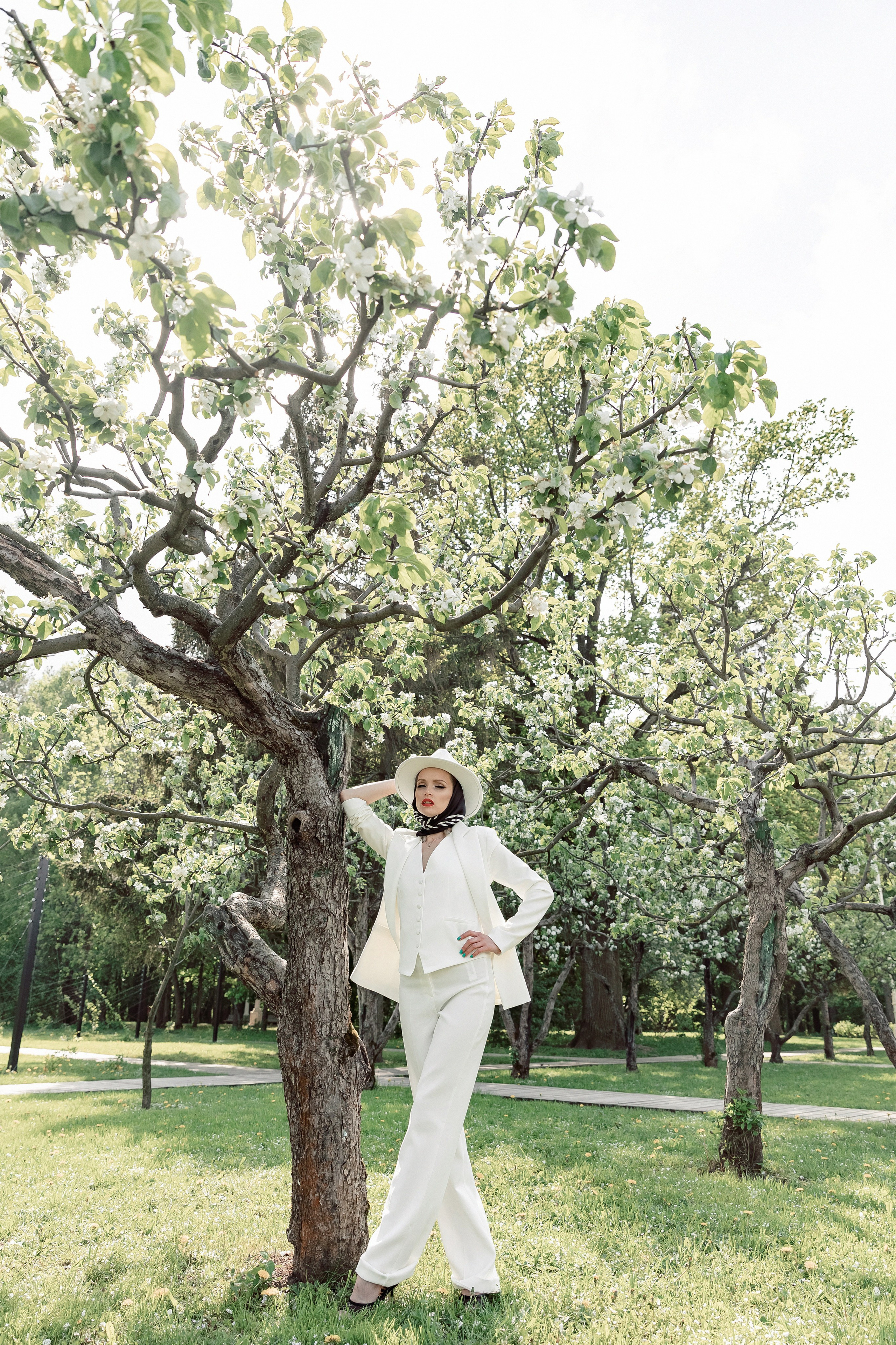 Портретная фотосессия Даши среди яблонь. Свадебный фотограф Москва