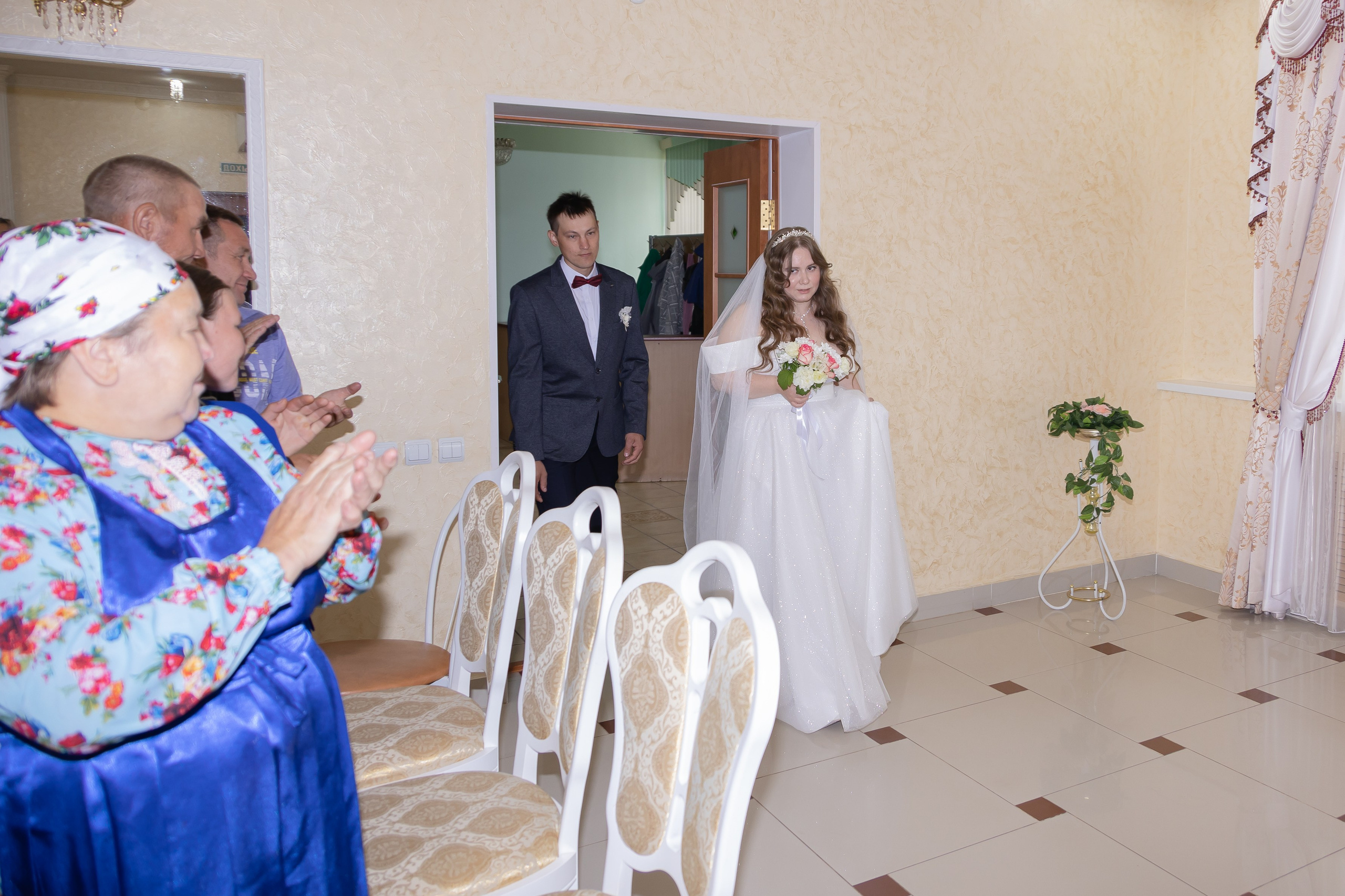 Жених с невестой входят в зал бракосочетаний. 