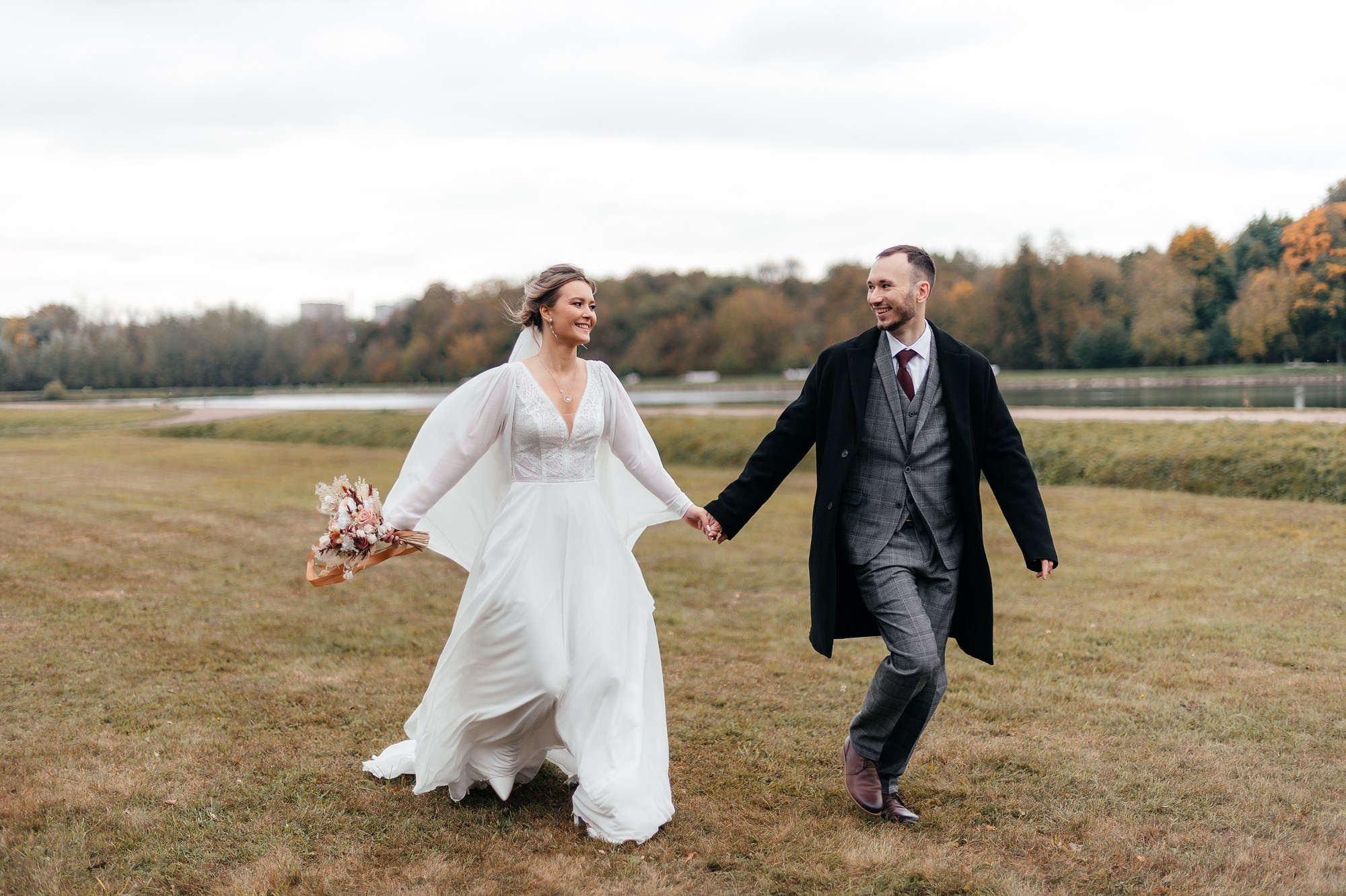 Жених с невестой бегут по полю, фотосессия в Москве.