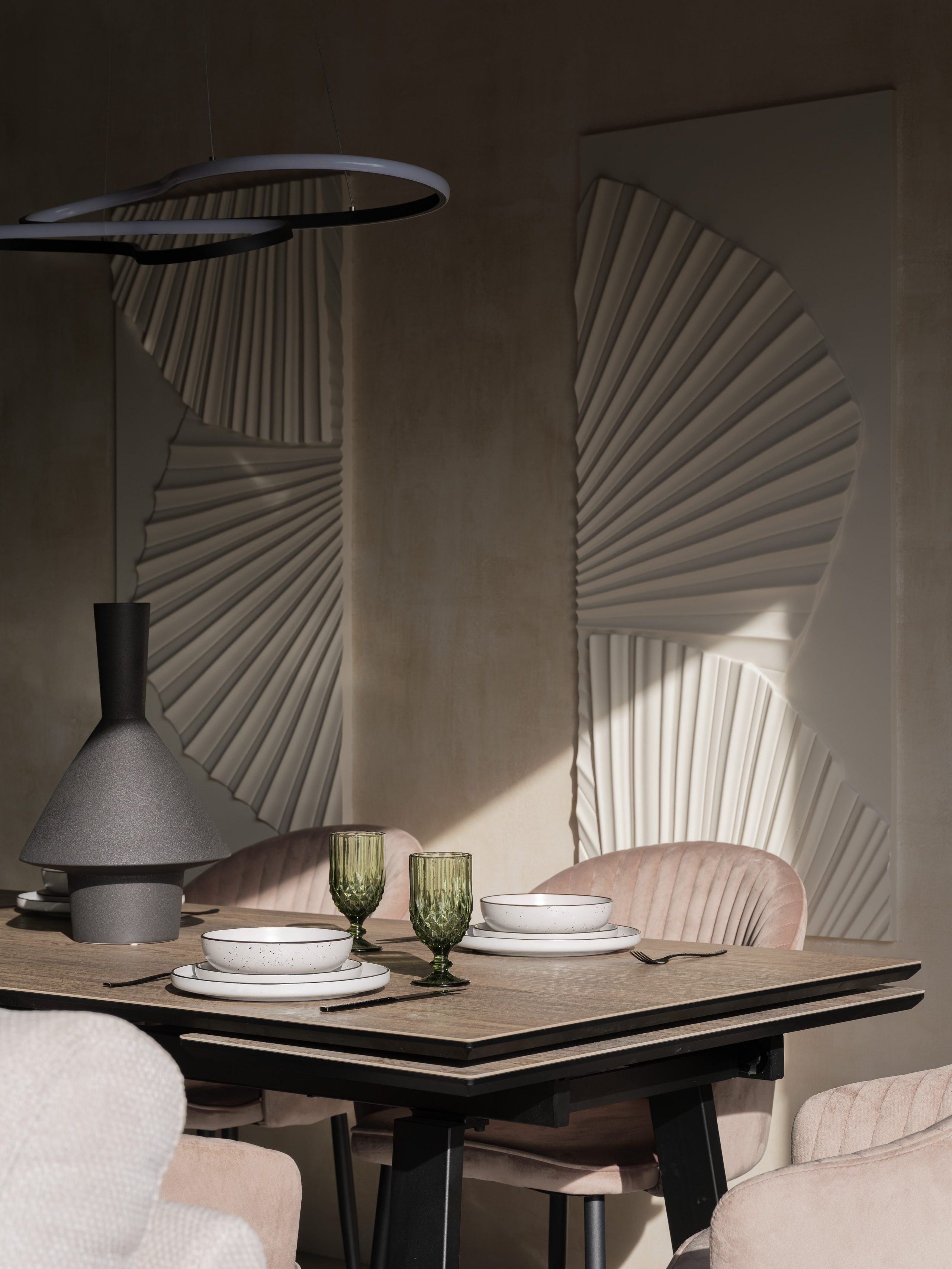 Интерьер столовой с настенными 3D-панелями, мягкими креслами и сервированным столом. Элегантная композиция света и формы в проекте дизайнера Алины Дёровой, стилиста Натальи Якушевой и фотографа Сергея Денисенко.