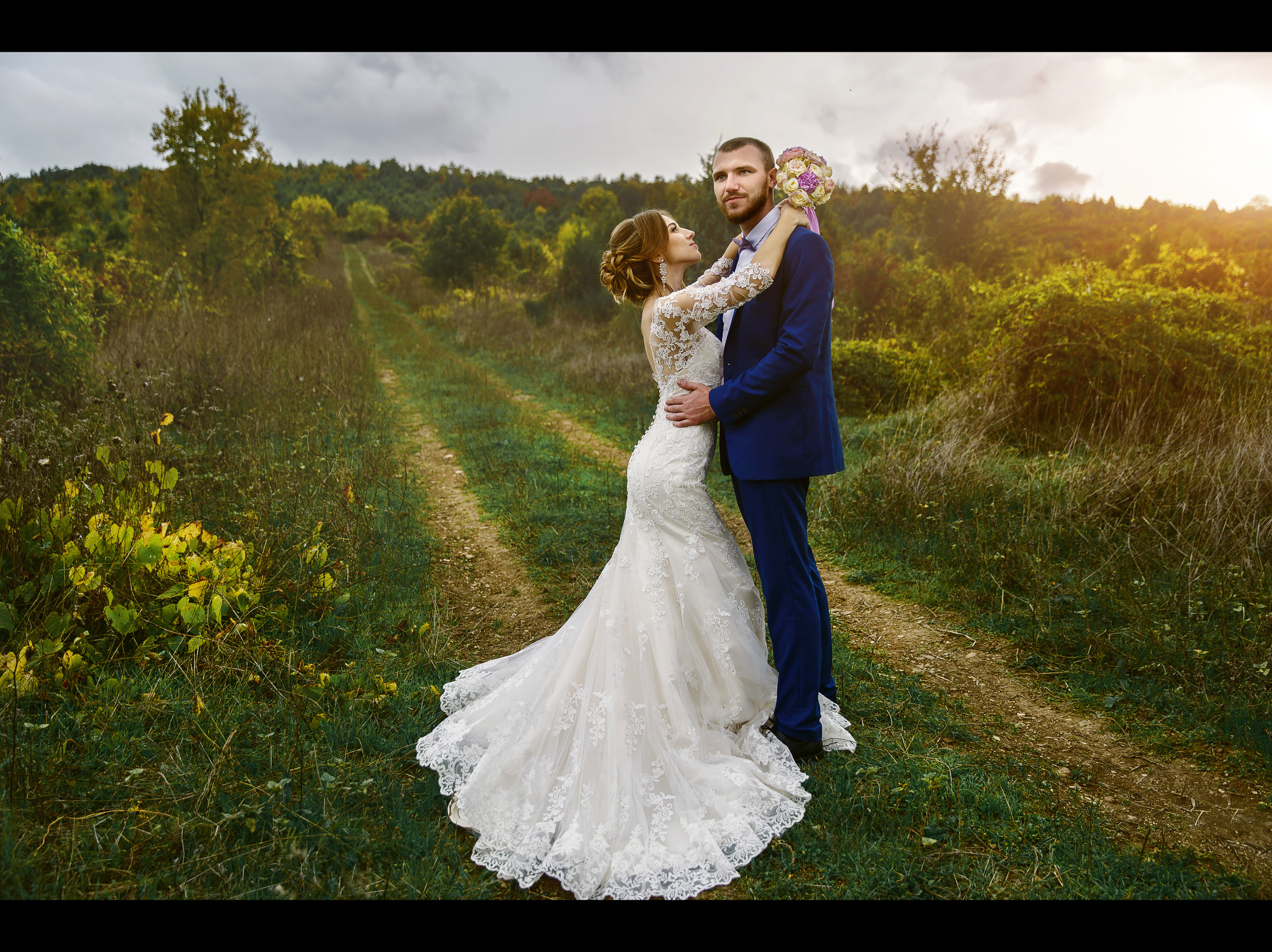 Renatphoto-Фотосессия свадьбы в Сукко на живописных полях. Профессиональная фотосъёмка интерьеров, предметная фотосессия еды для меню г. Анапа