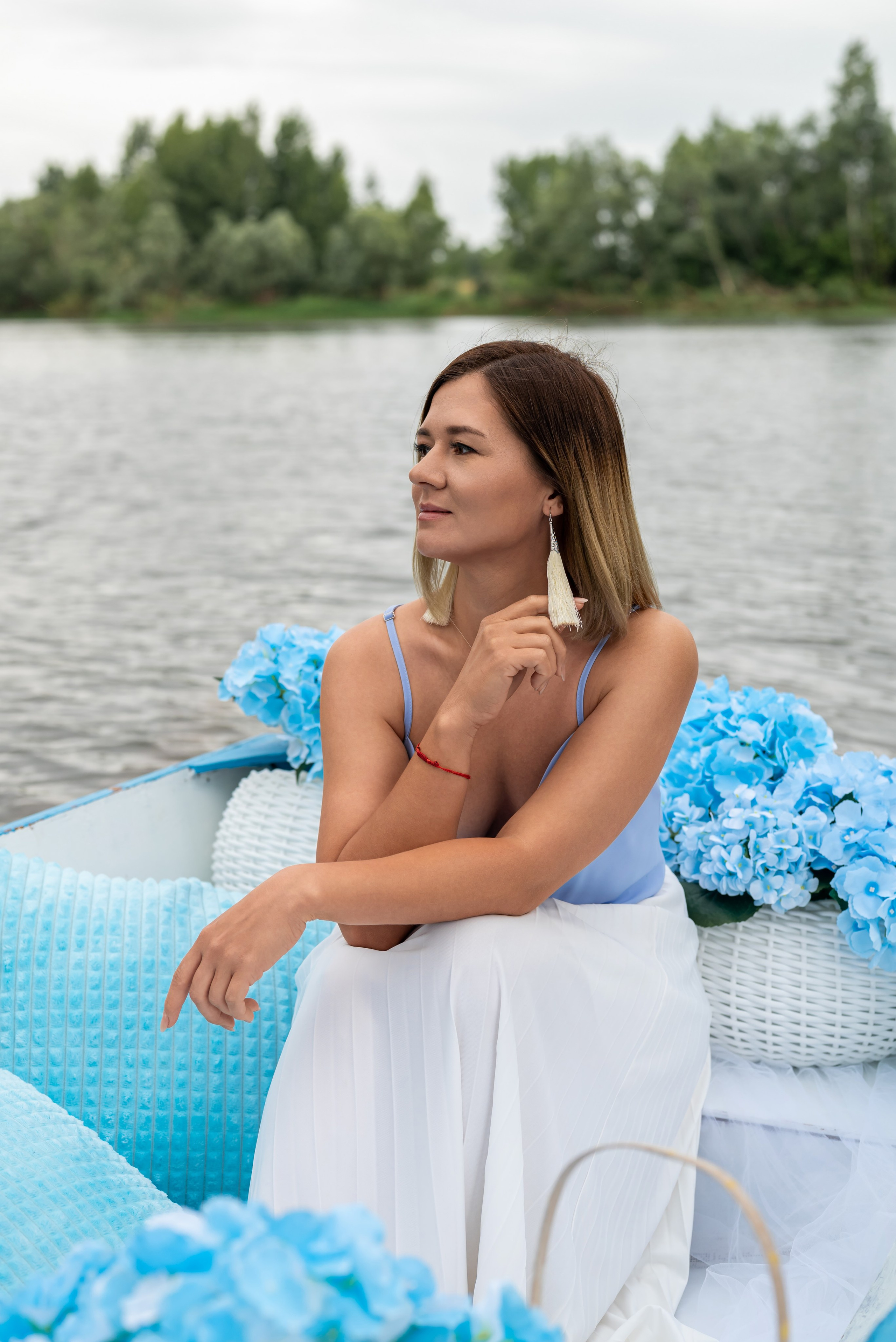 Фотопроект на лодке с голубыми гортензиями. Фотограф в городе Салават