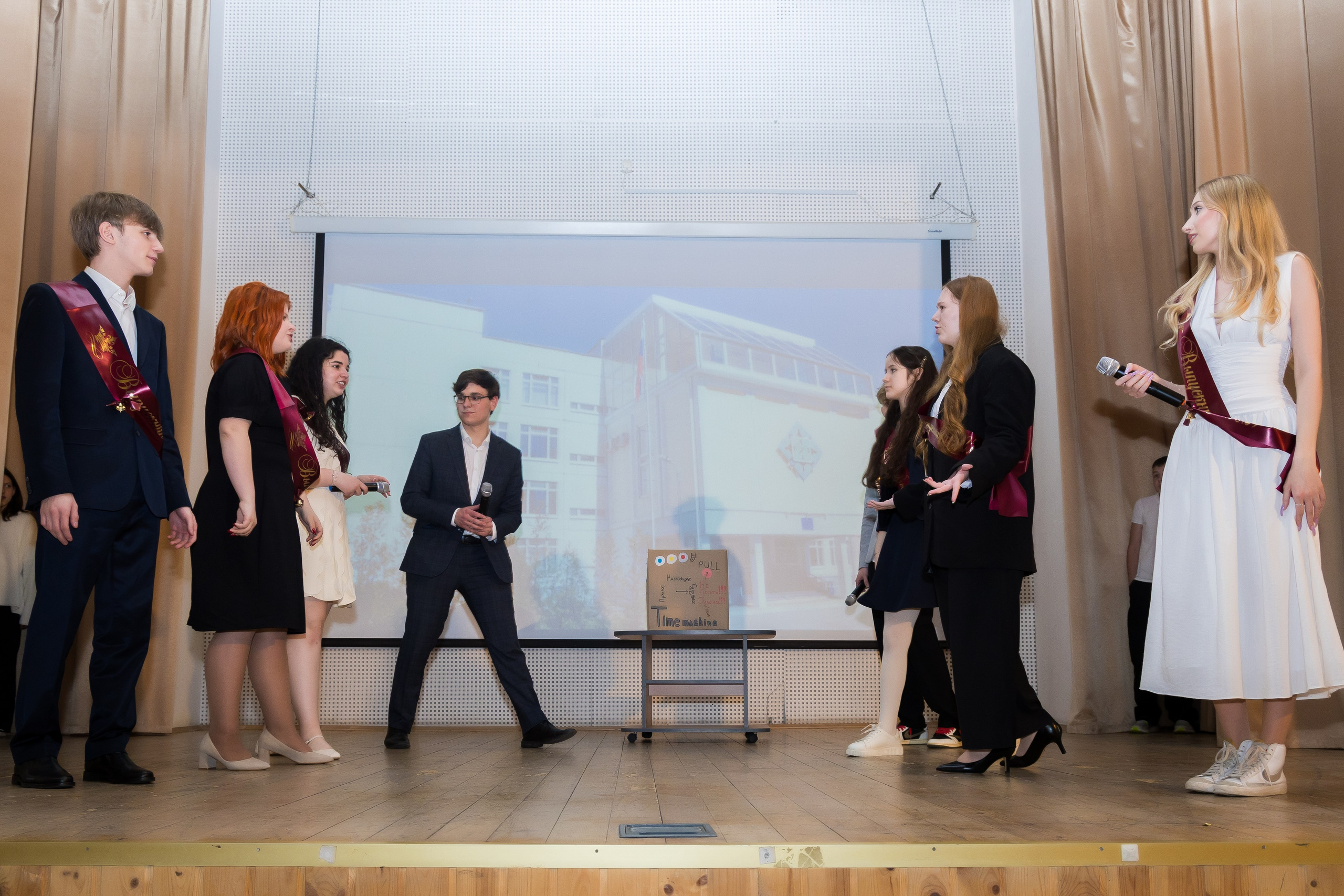 Выпускной в школе. Photomantis