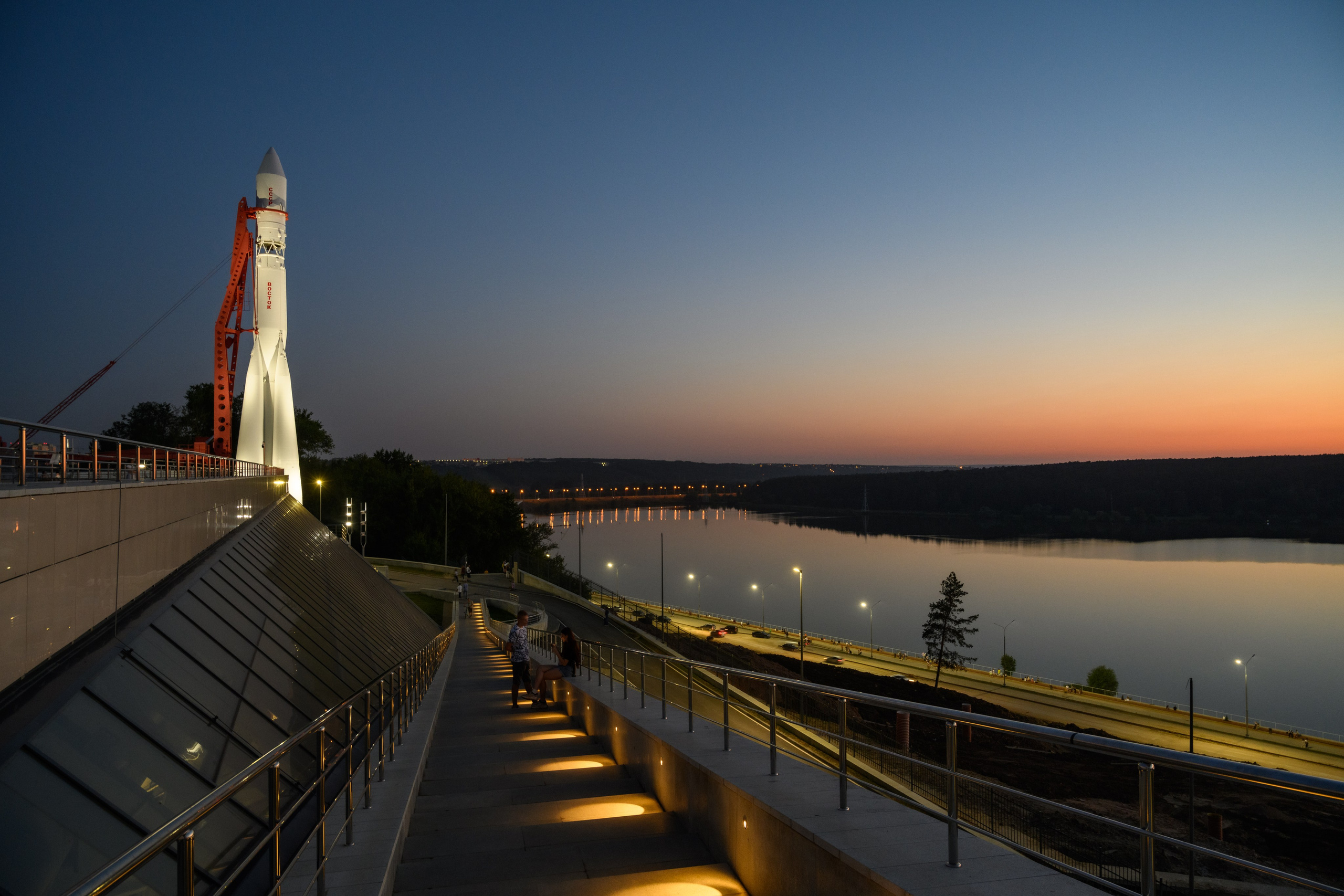 Территория музея вечером