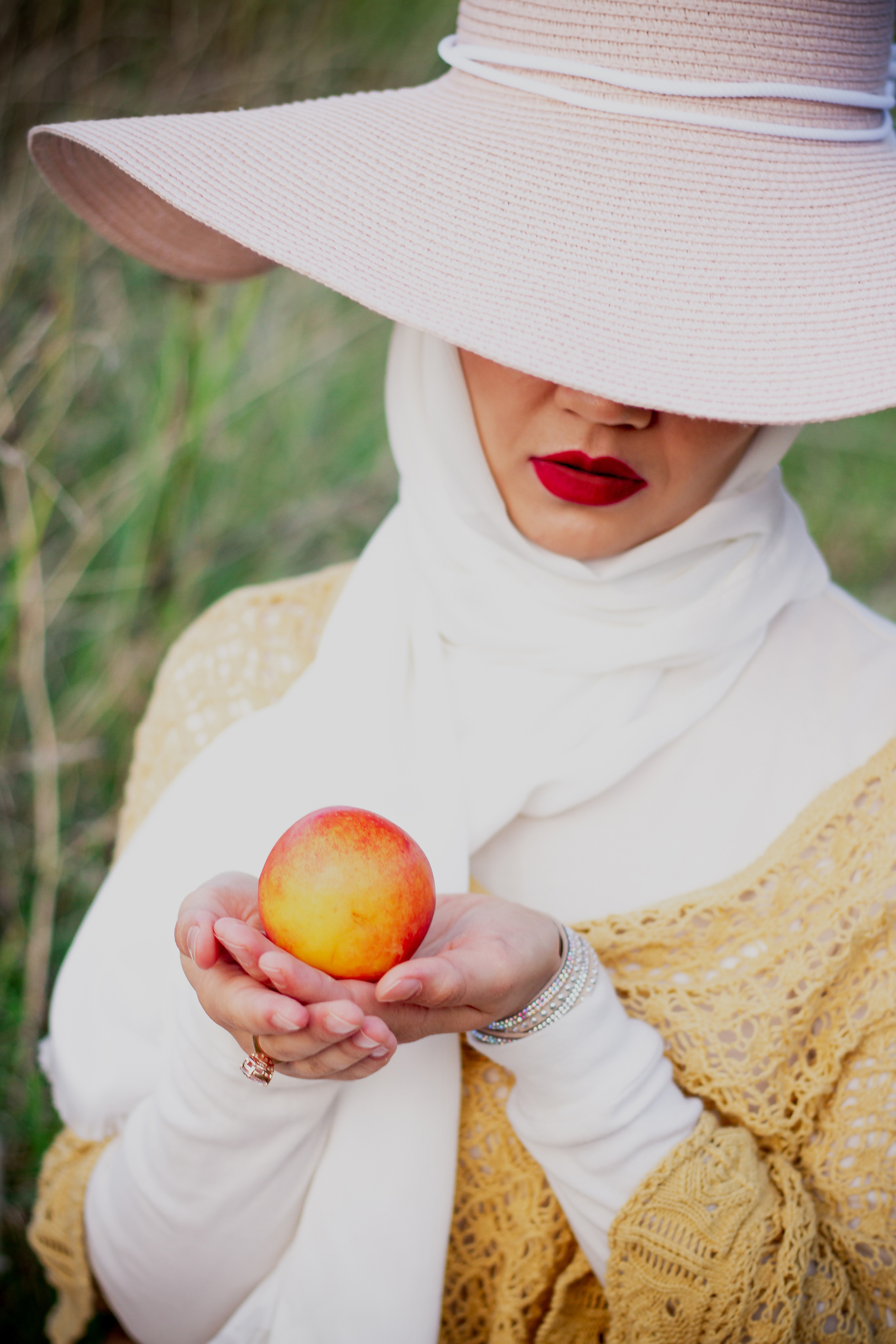Гульназ с кроликом. Фотограф Сарбиназ Мустафина в Казани