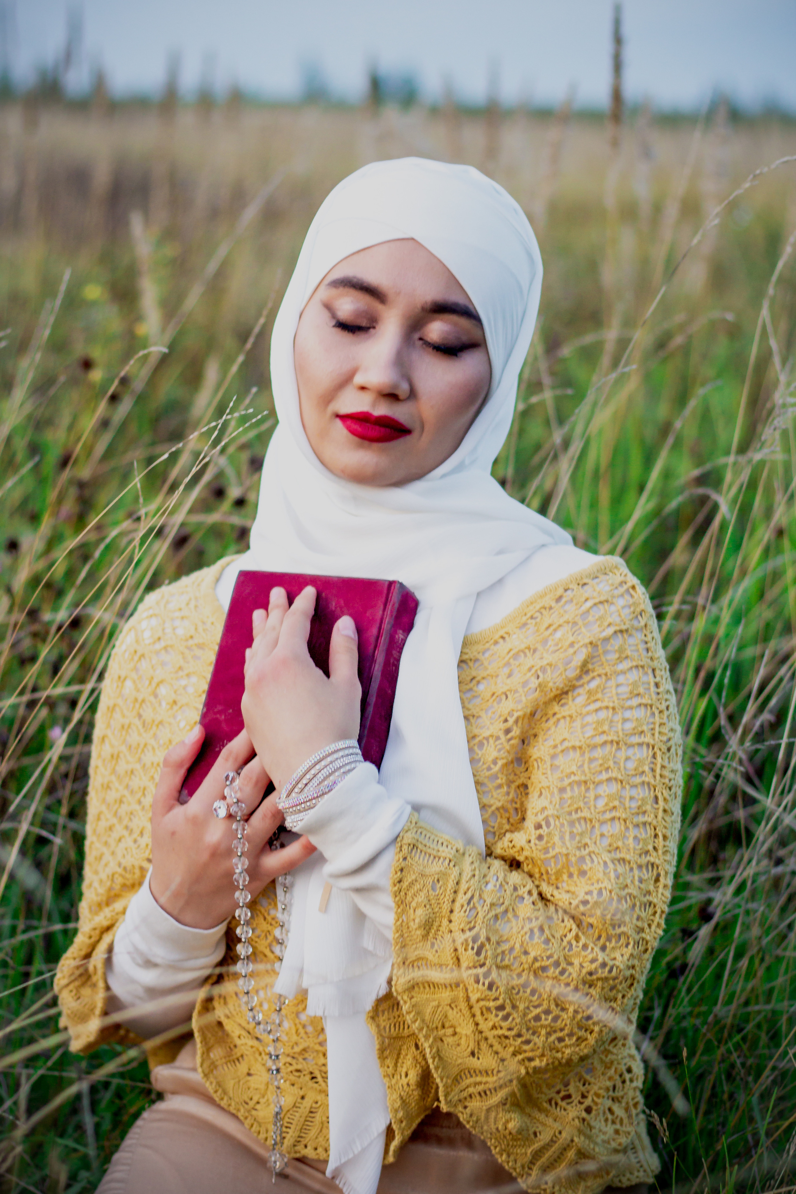 Гульназ с кроликом. Фотограф Сарбиназ Мустафина в Казани