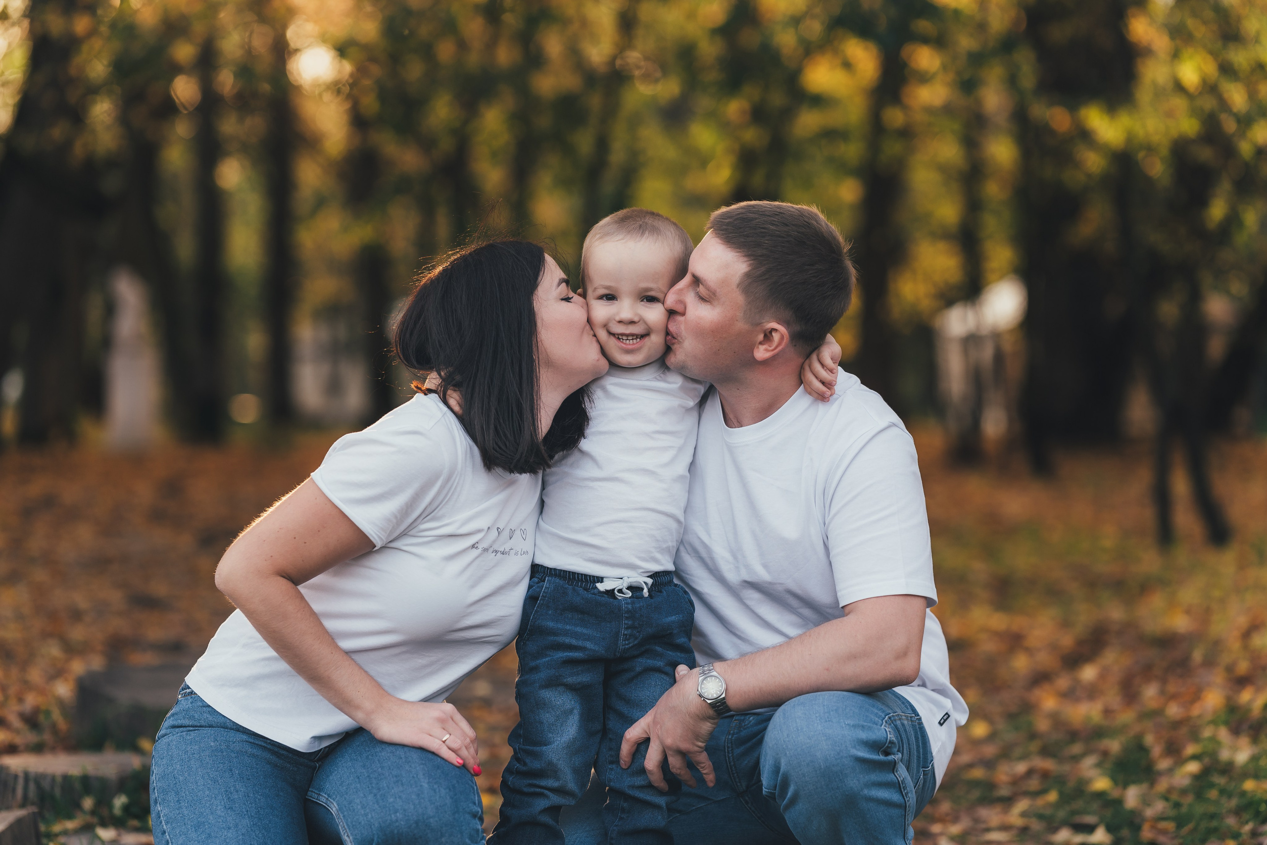 Фотосъемка родители обнимают своего сына