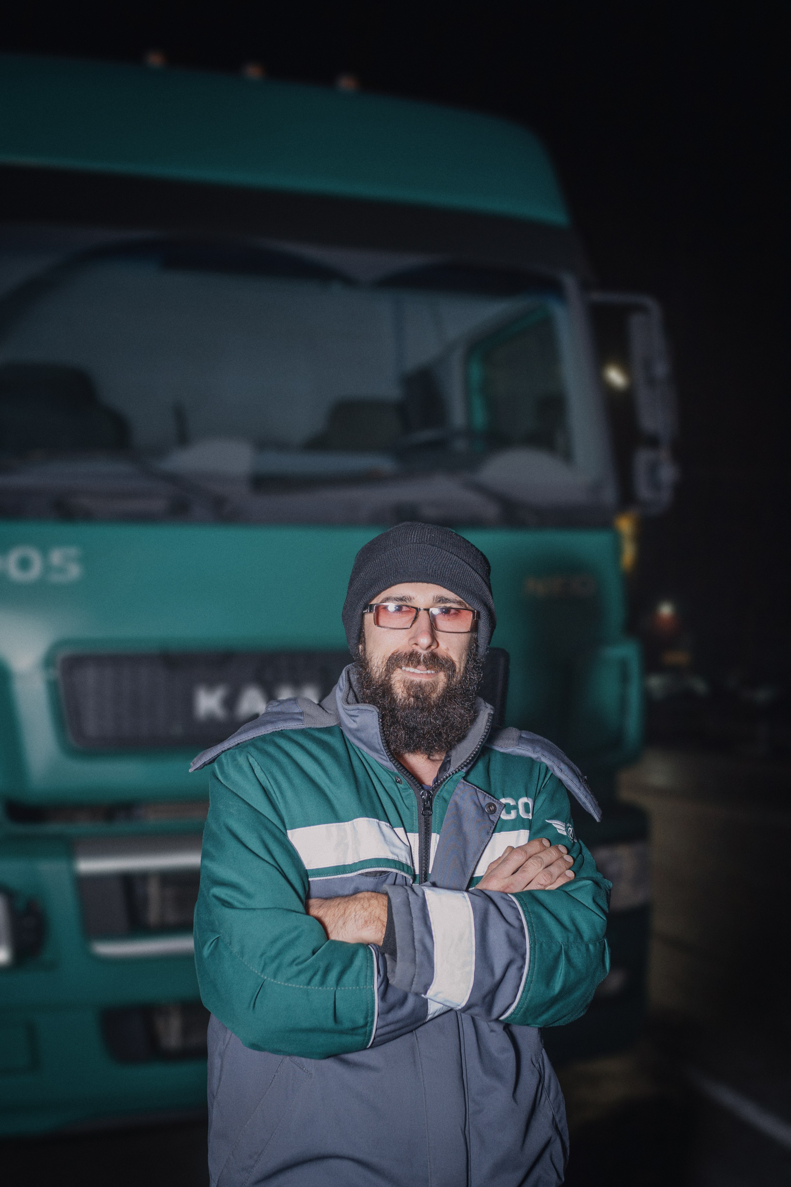 Тамерлан, водитель-дальнобойщик, работающий на перевозке зерна.