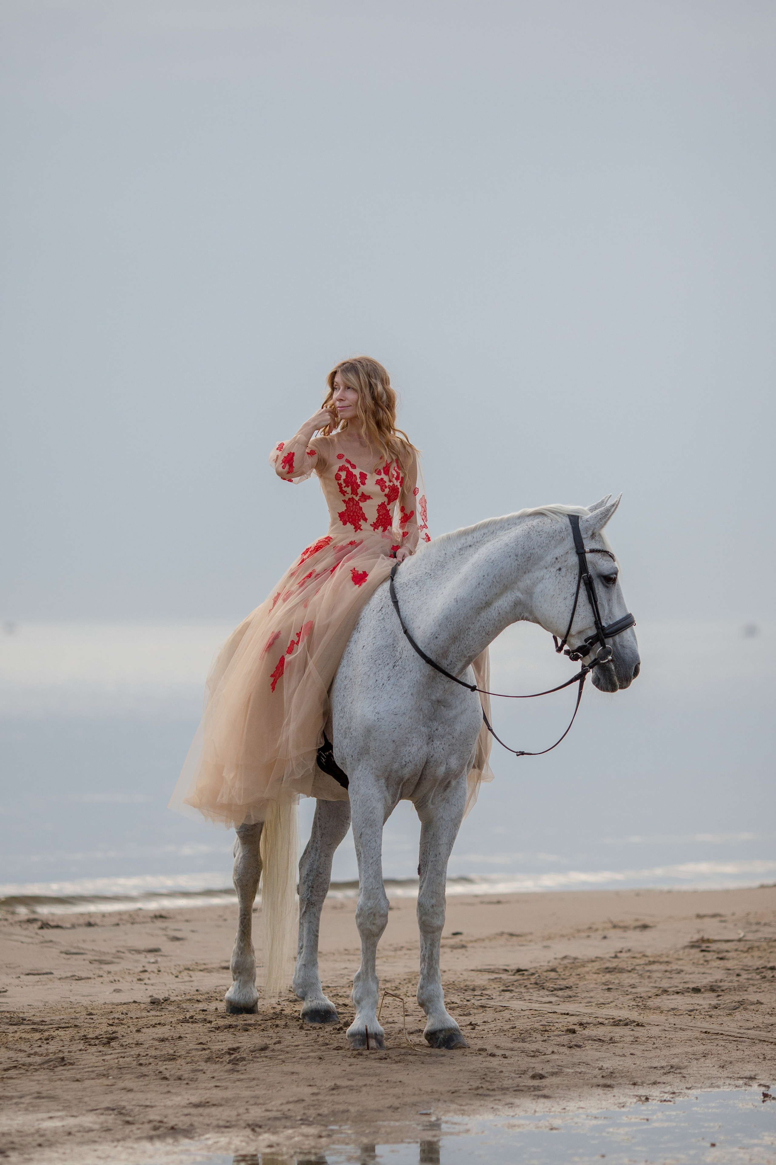 Закатная фотосессия с лошадью на Финском заливе