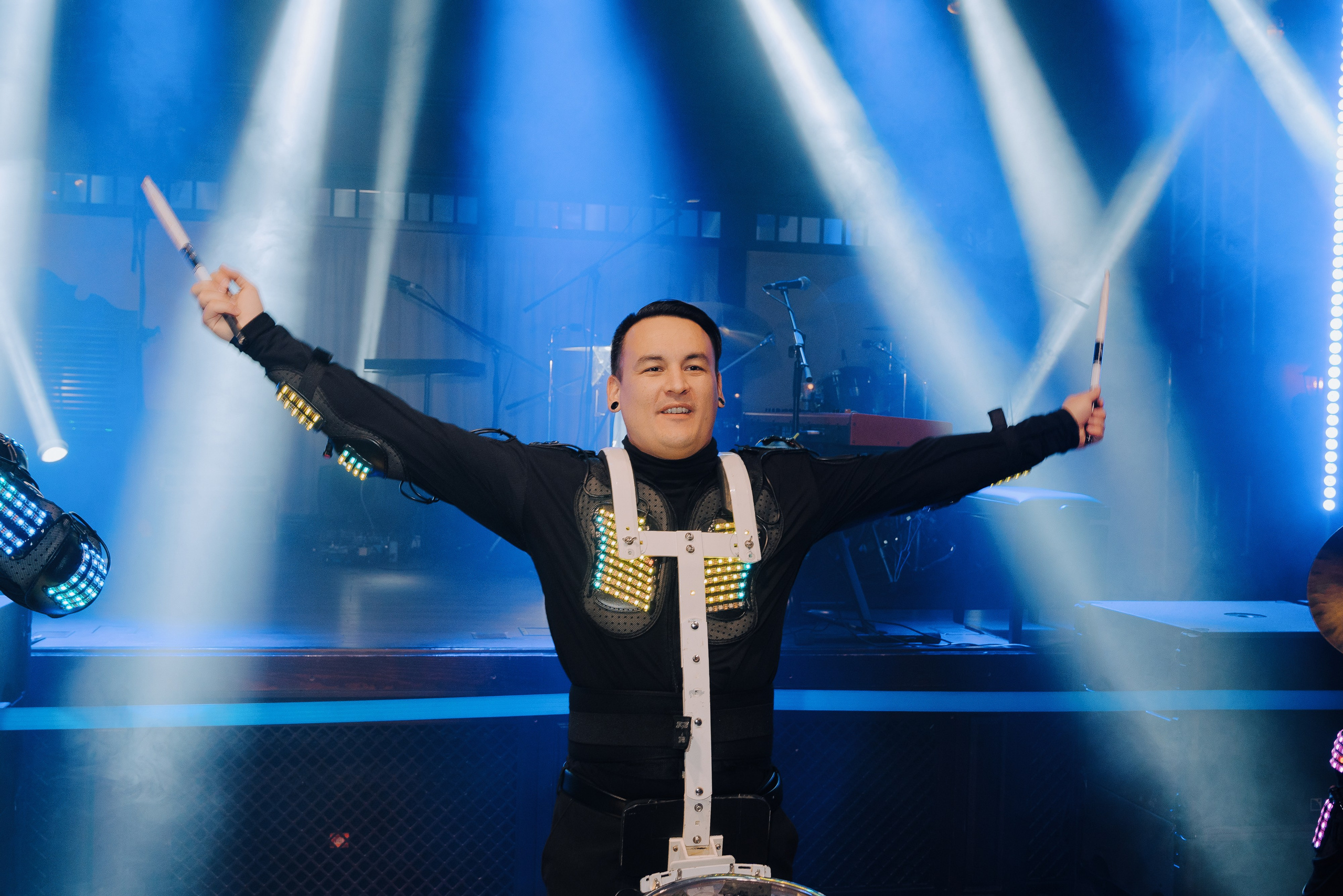 20 ЛЕТ МЕГАПОЛИС ЧЕЛЯБИНСК ХЕДЛАЙНЕР ЕЛКА. Репортажный фотограф Зуев Роман г. Челябинск