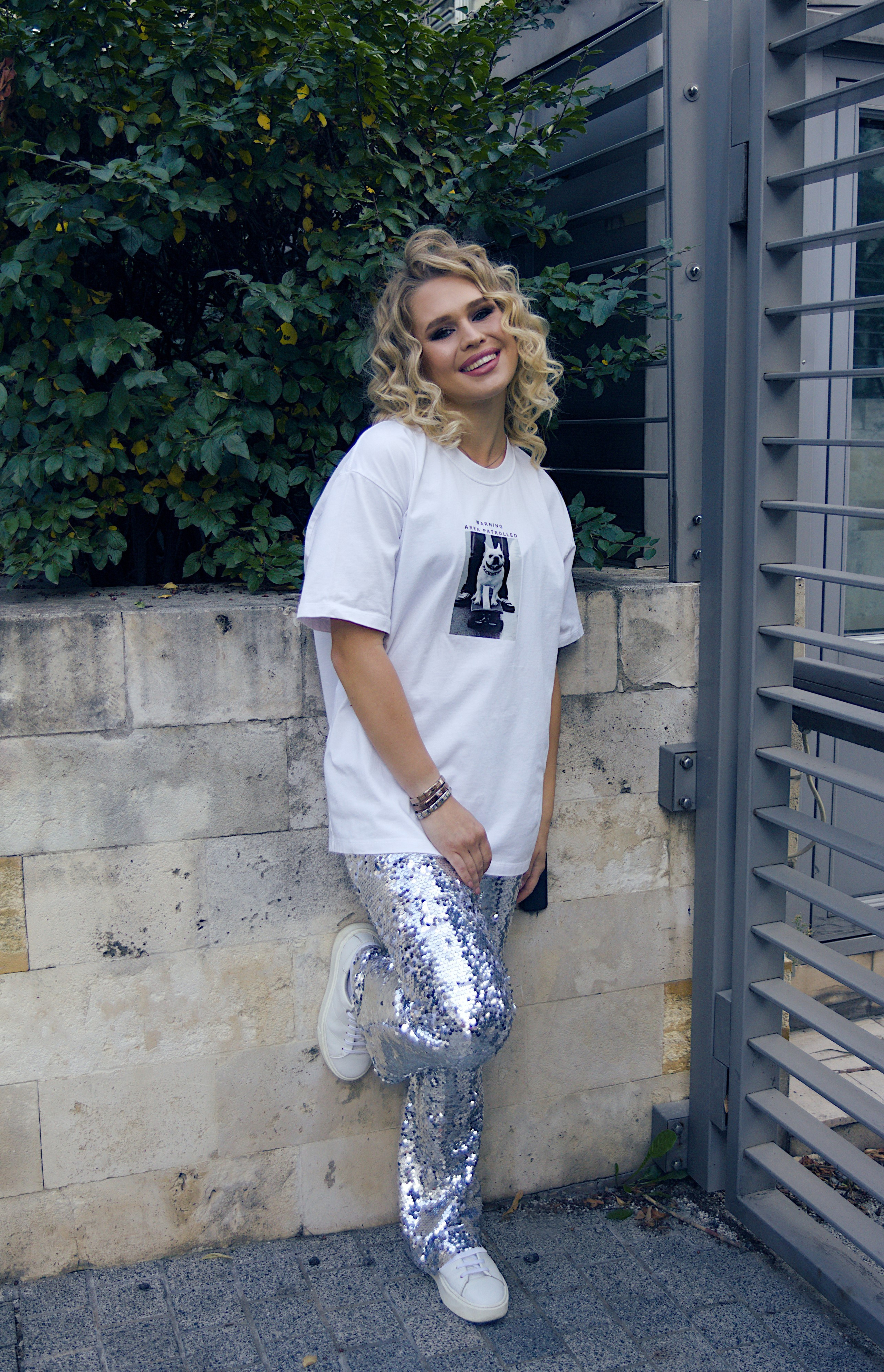 Девушка с брюках с пайетками