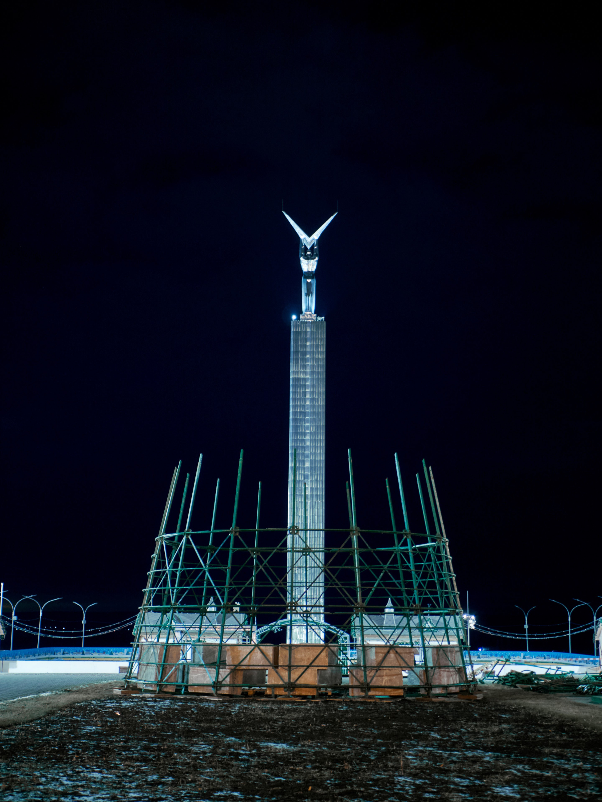 Возведение елки на Площади Славы, декабрь 2024