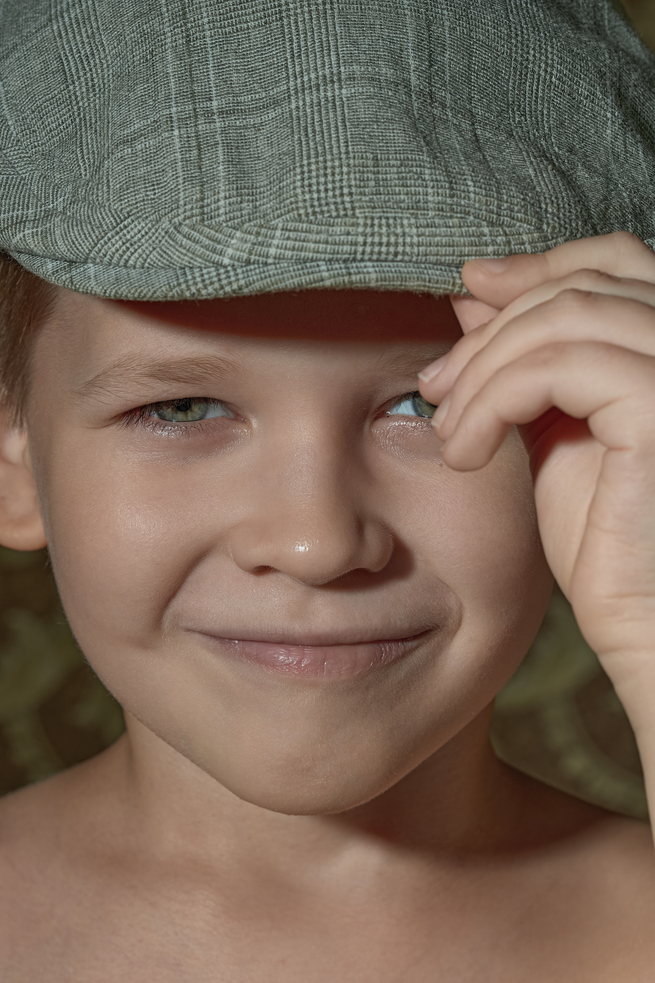 Детский портрет в кепке, мальчик улыбается