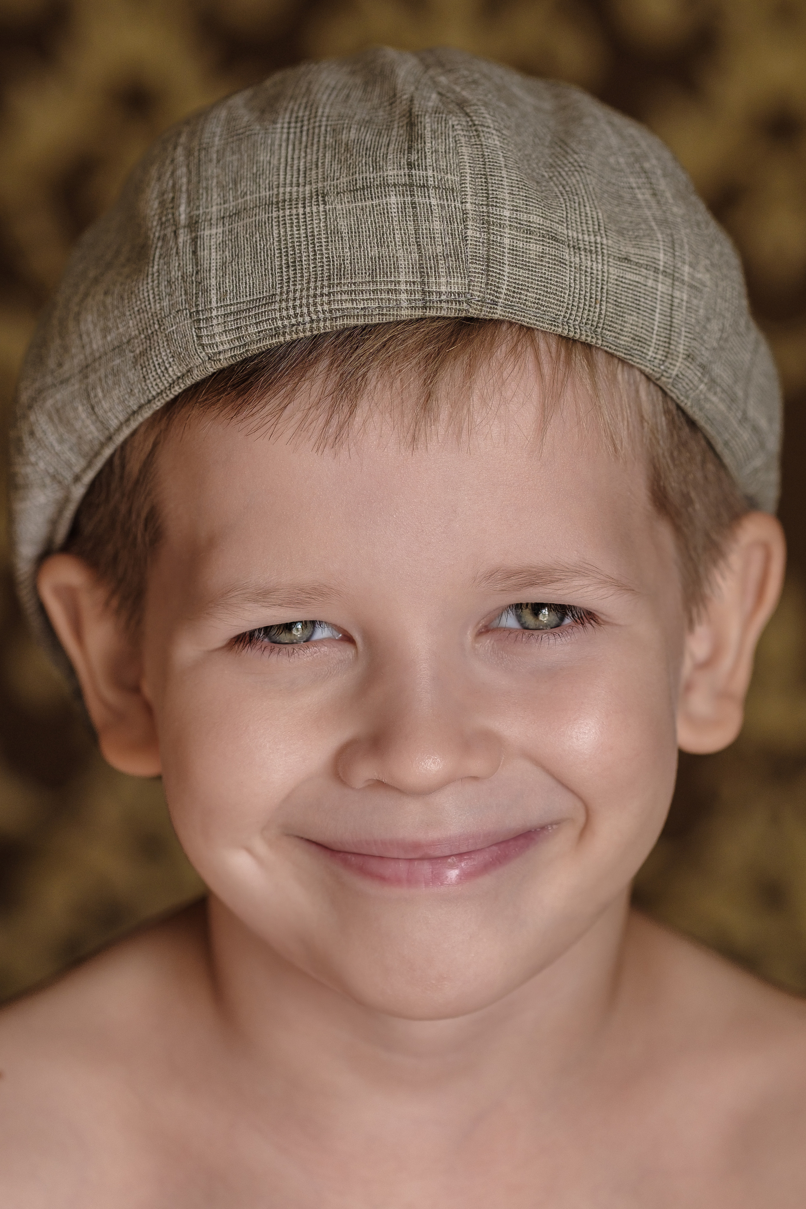 Детский портрет, мальчик улыбается, он в кепке
