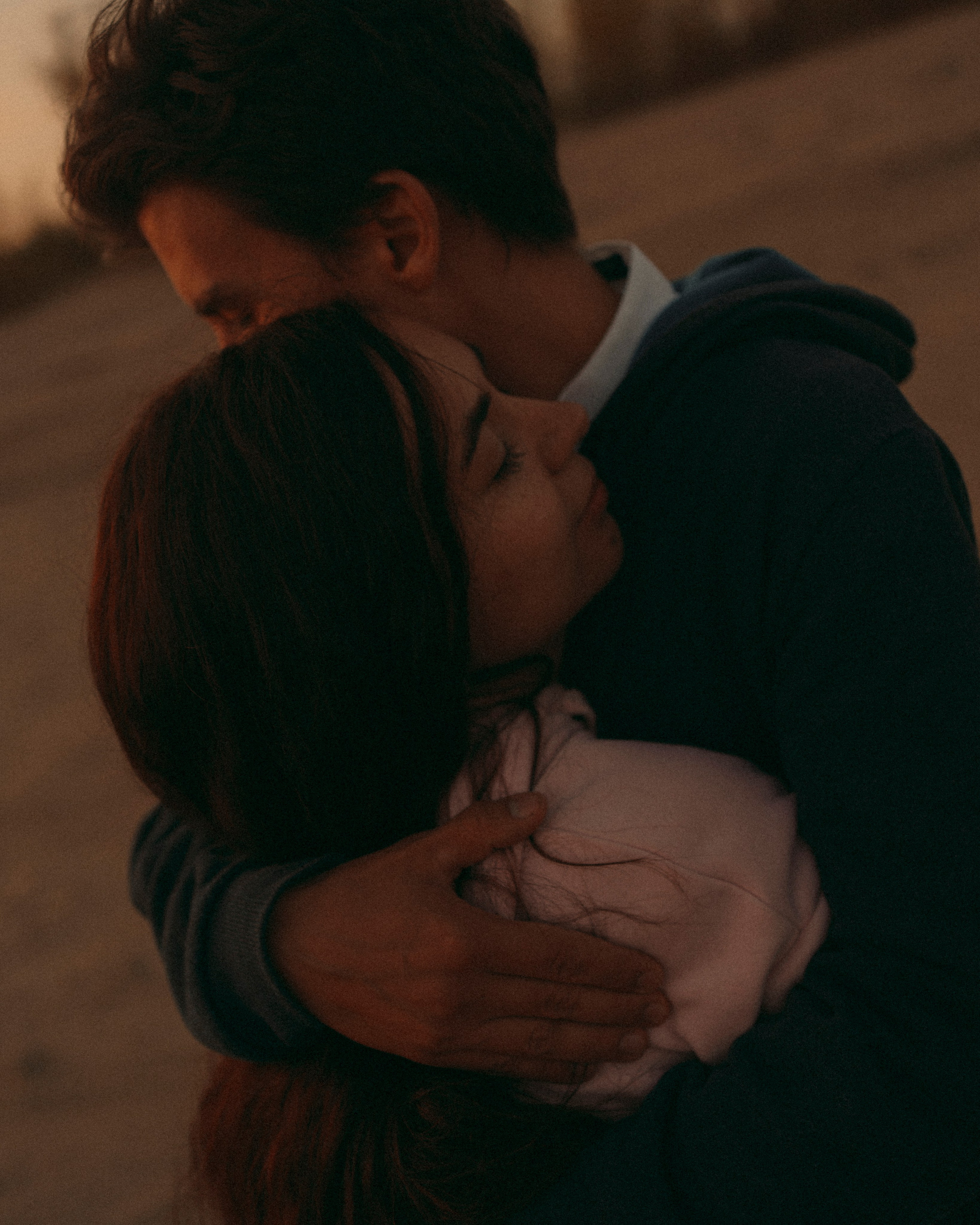 Love Story в свадебных нарядах на берегу реки. Портретный фотограф в Казани, Красной Поляне и Сочи Анна Кузнецова