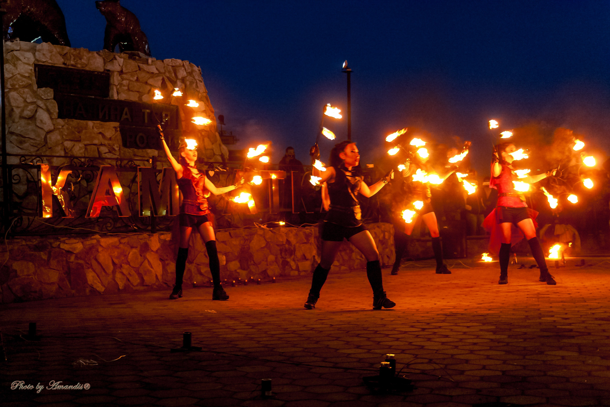Огненное шоу у памятника «Здесь начинается Россия». Камчатка. Май 2017. Репортажная съемка в Москве и области. Анималистика