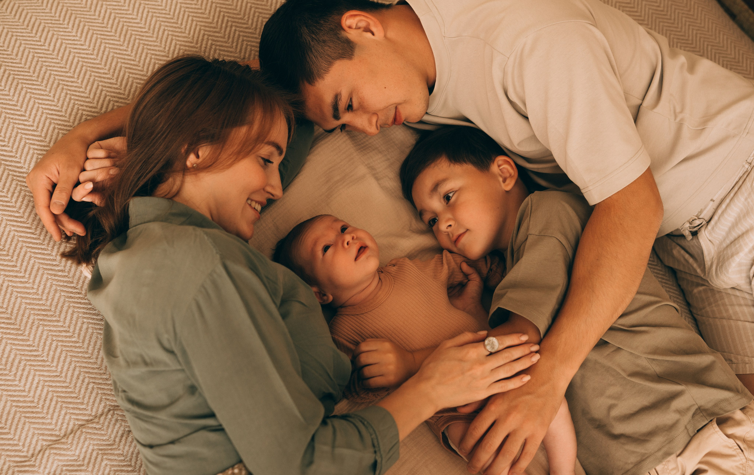 Домашняя фотосессия вчетвером. Семейный, ньюборн фотограф, фотограф на роды в Москве, Виктория Тюльдюкова