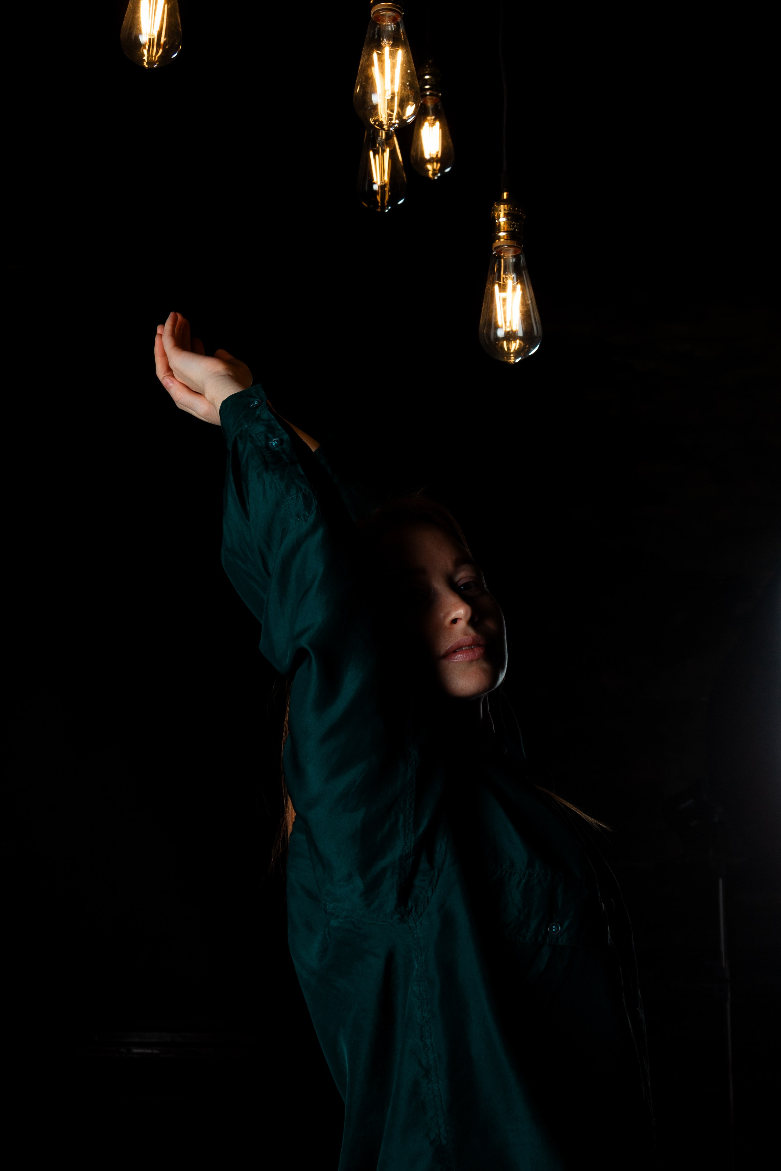 интересный свет в фотостудии, девушка с рыжими волосами и зеленой рубашке